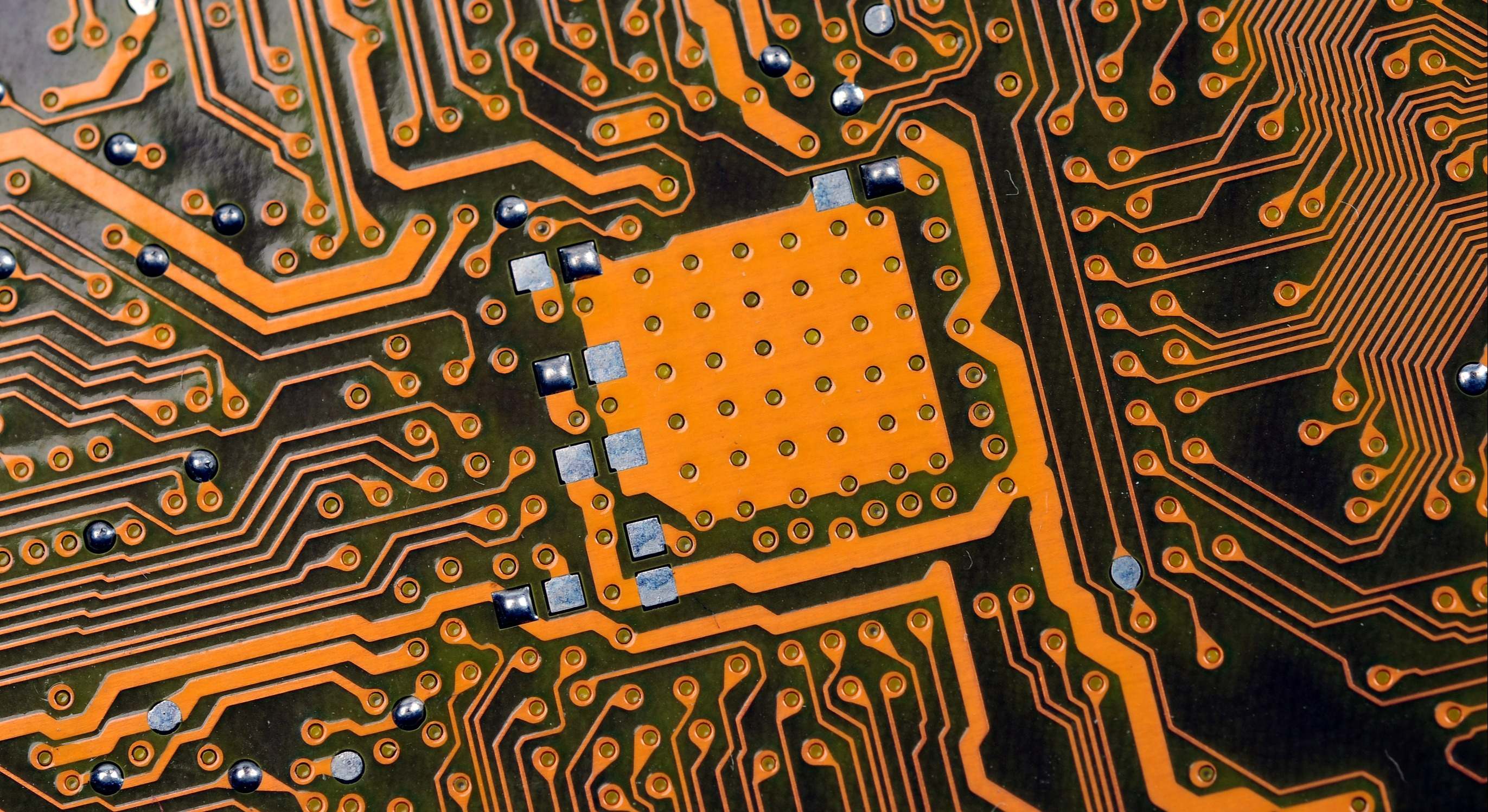 Un microchip naranja