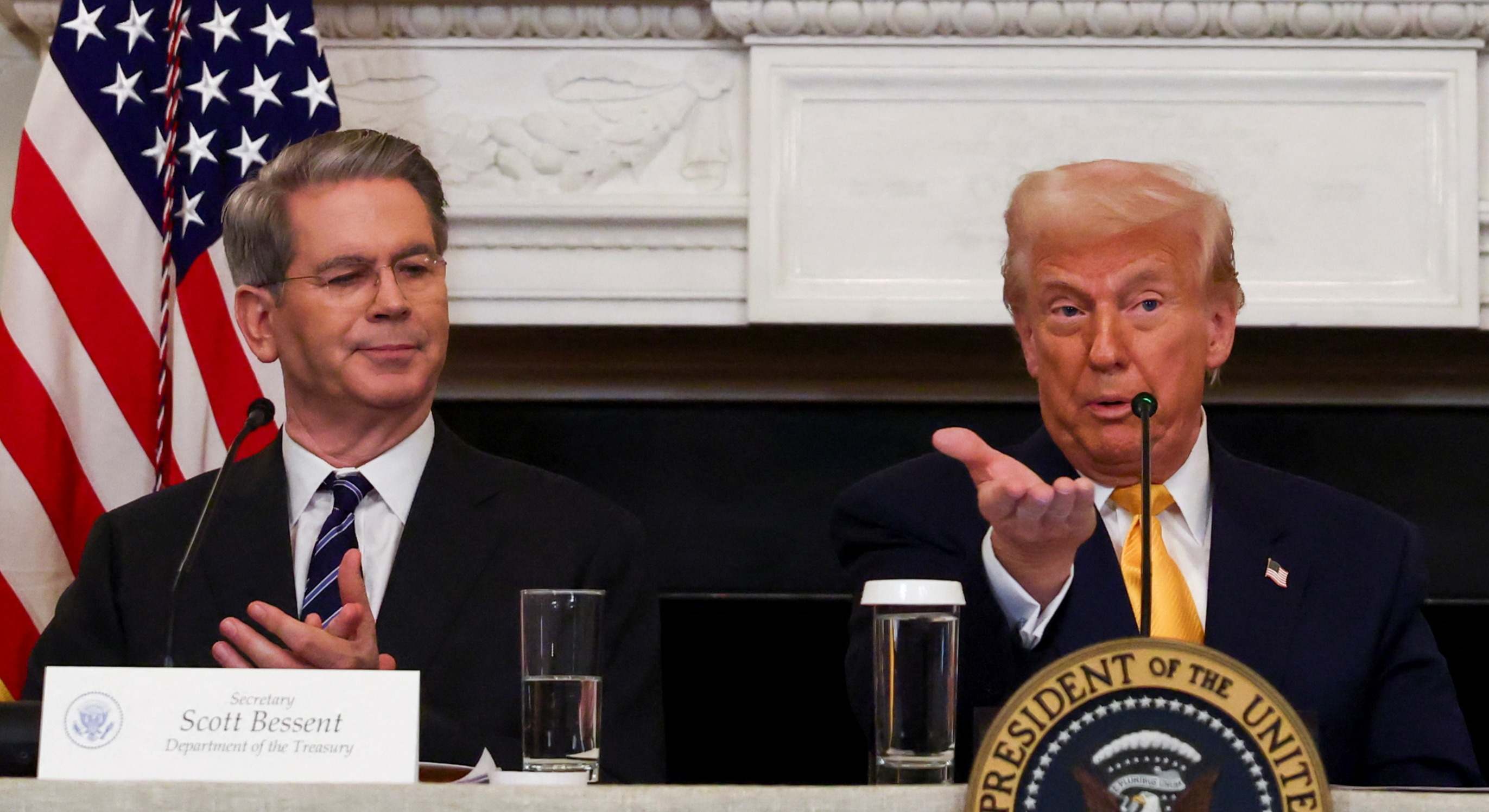 Scott Bessent y Donald Trump en una comparecencia de prensa