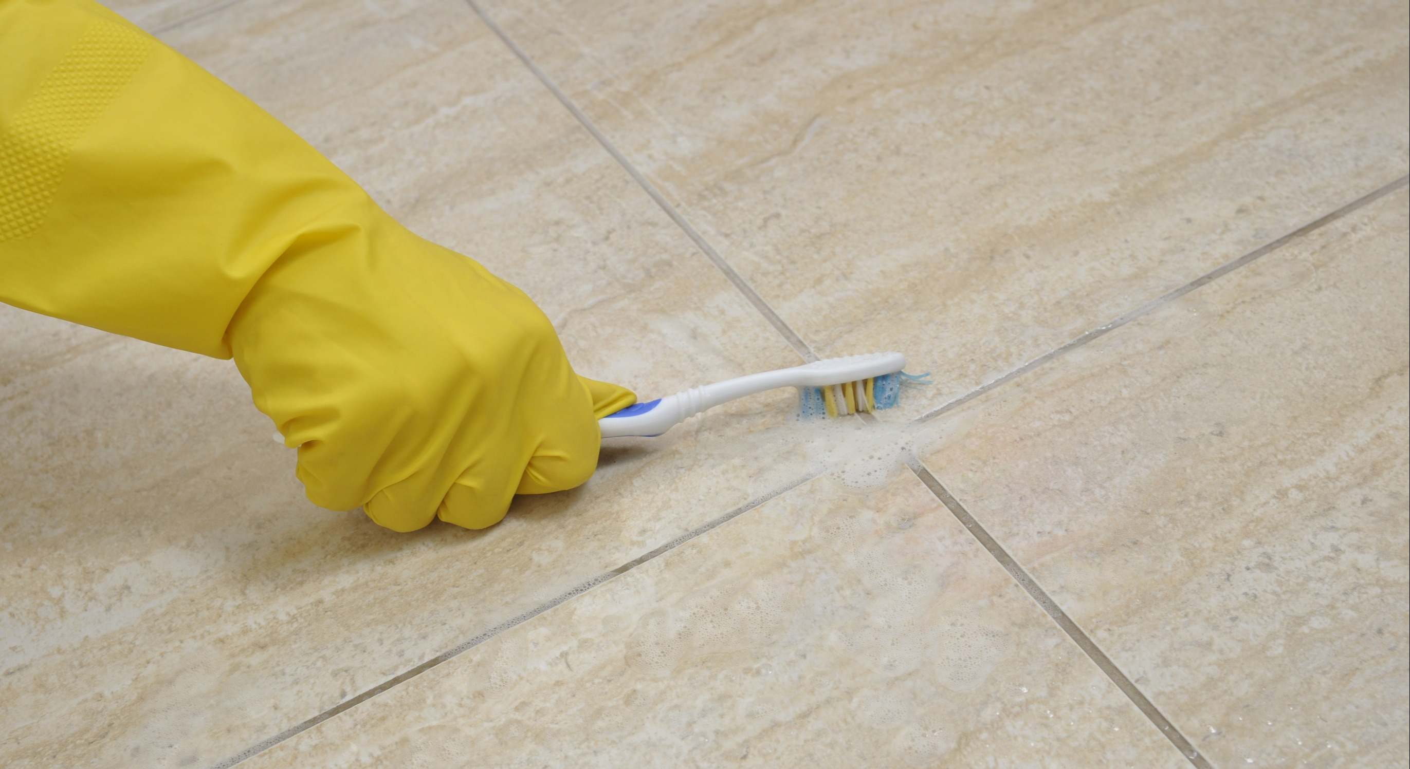 Limpieza de los azulejos con un cepillo de dientes. / Foto: Dreamstime
