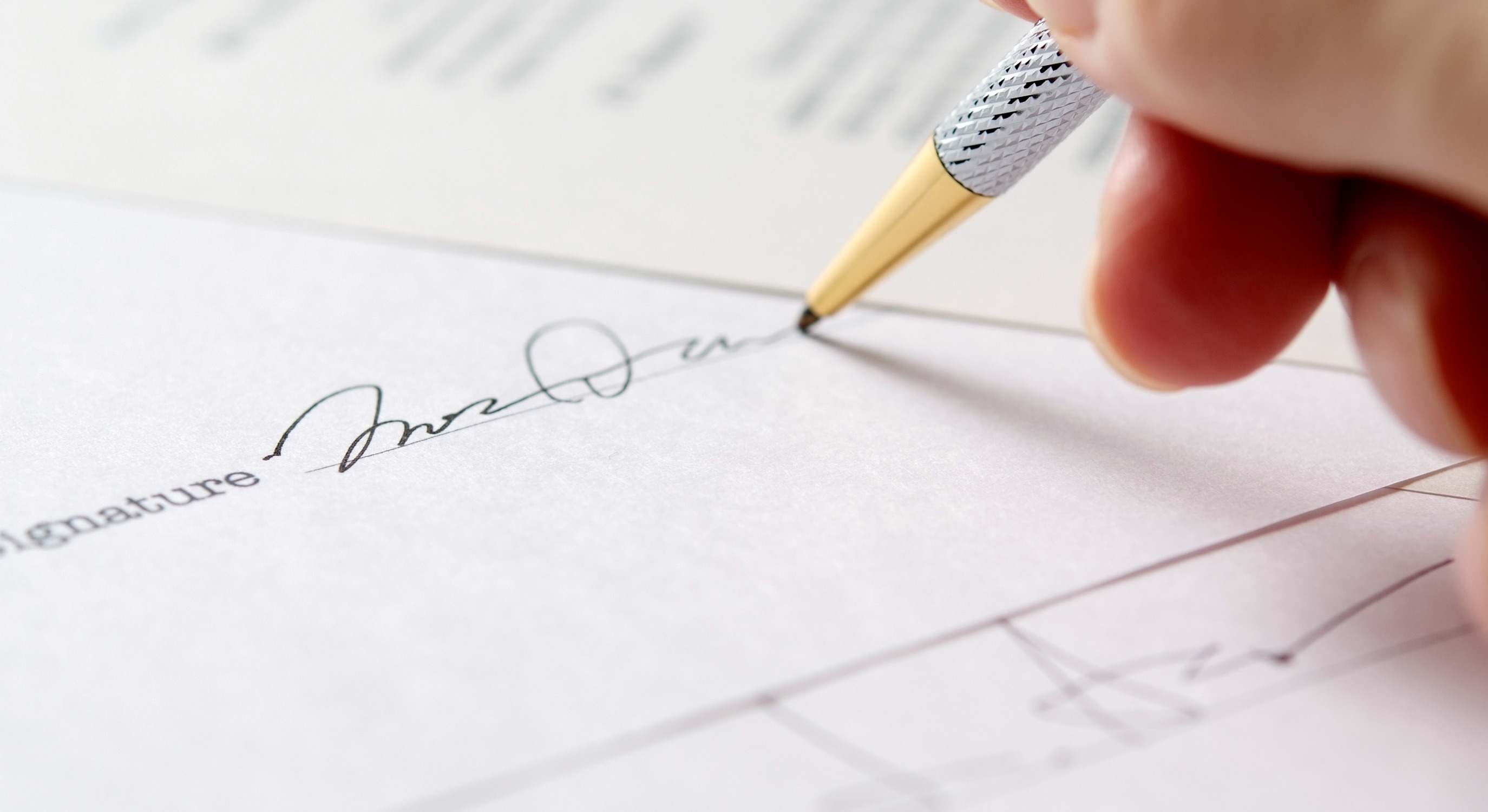 Una persona firma con su nombre subrayado. / Foto: iStock