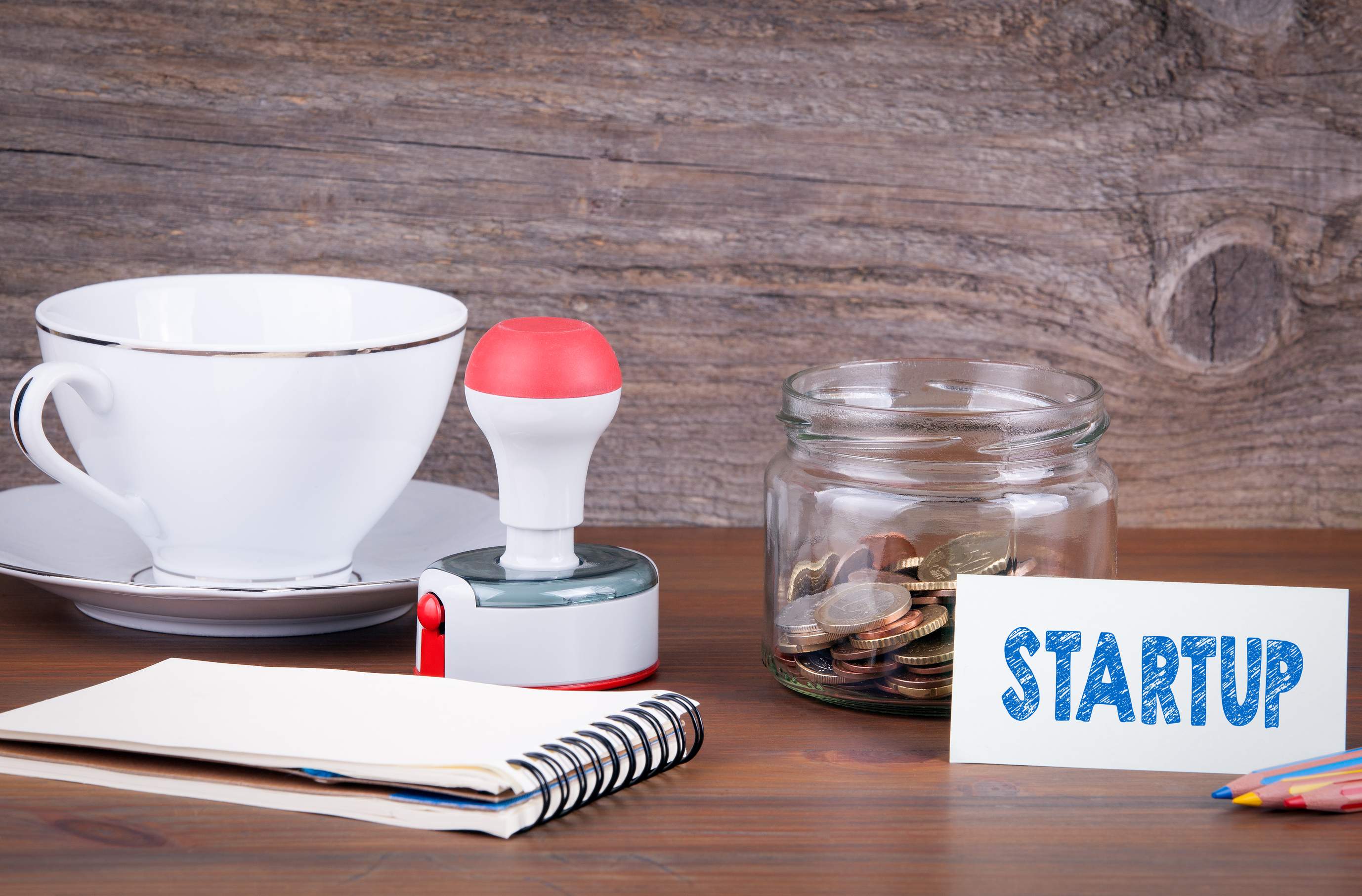 startup-dinero-cafe-bote-euros-libreta-dreamstime.jpg