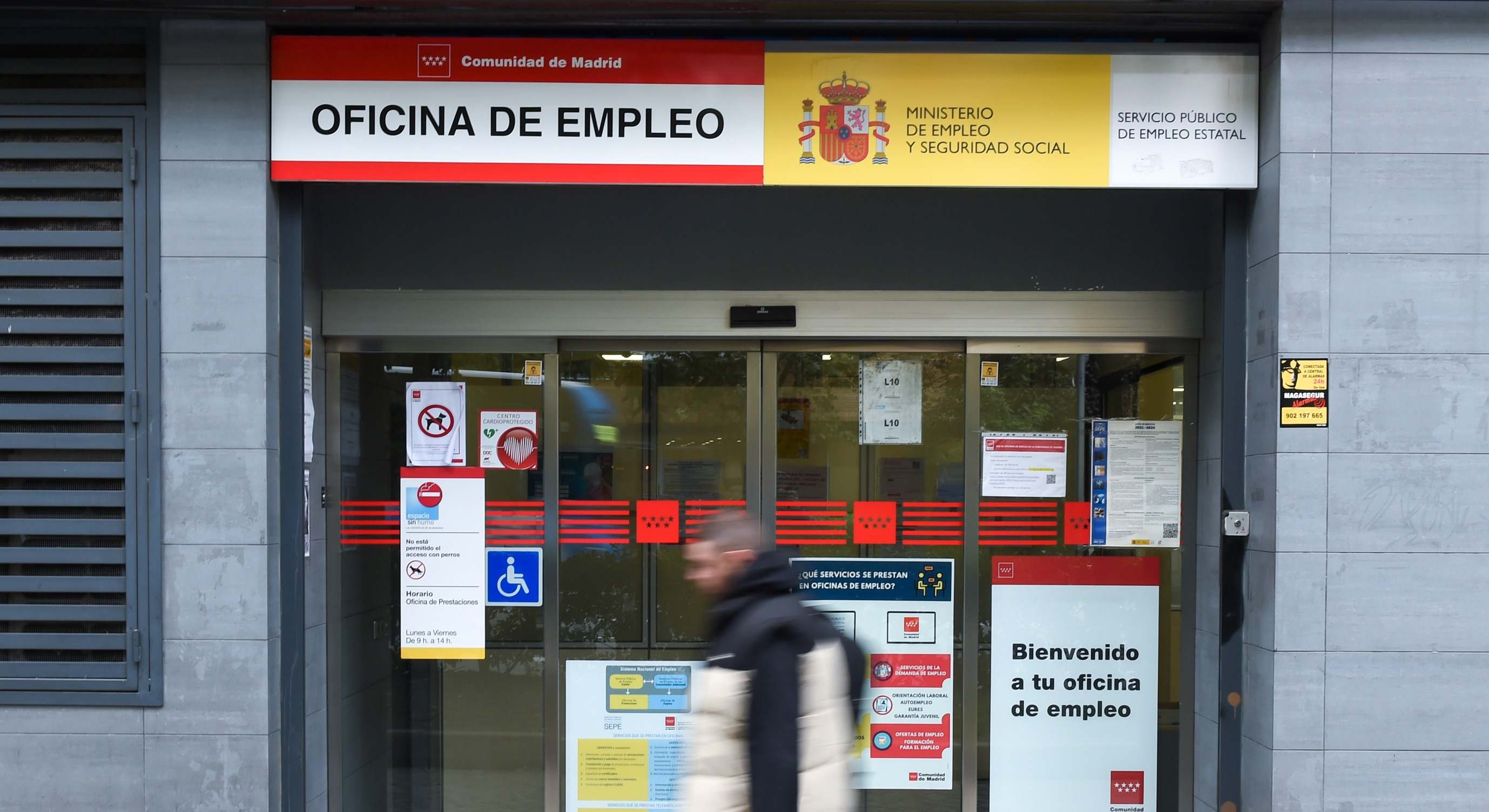 Una persona pasa por delante de una oficina de empleo