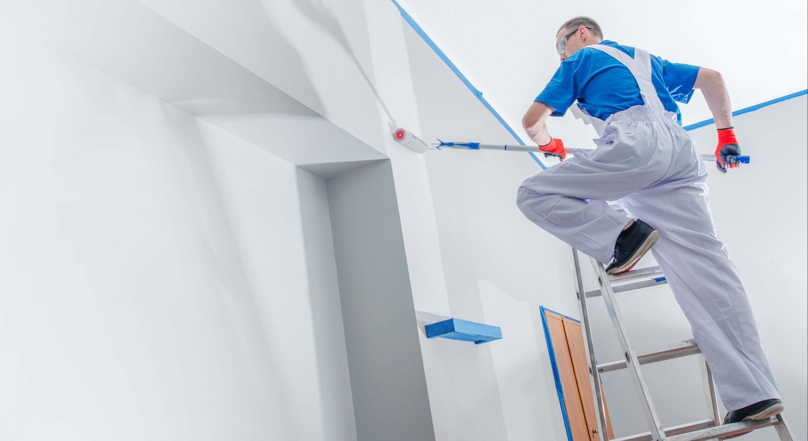 Imagen de recurso de un pintor pintando un piso.