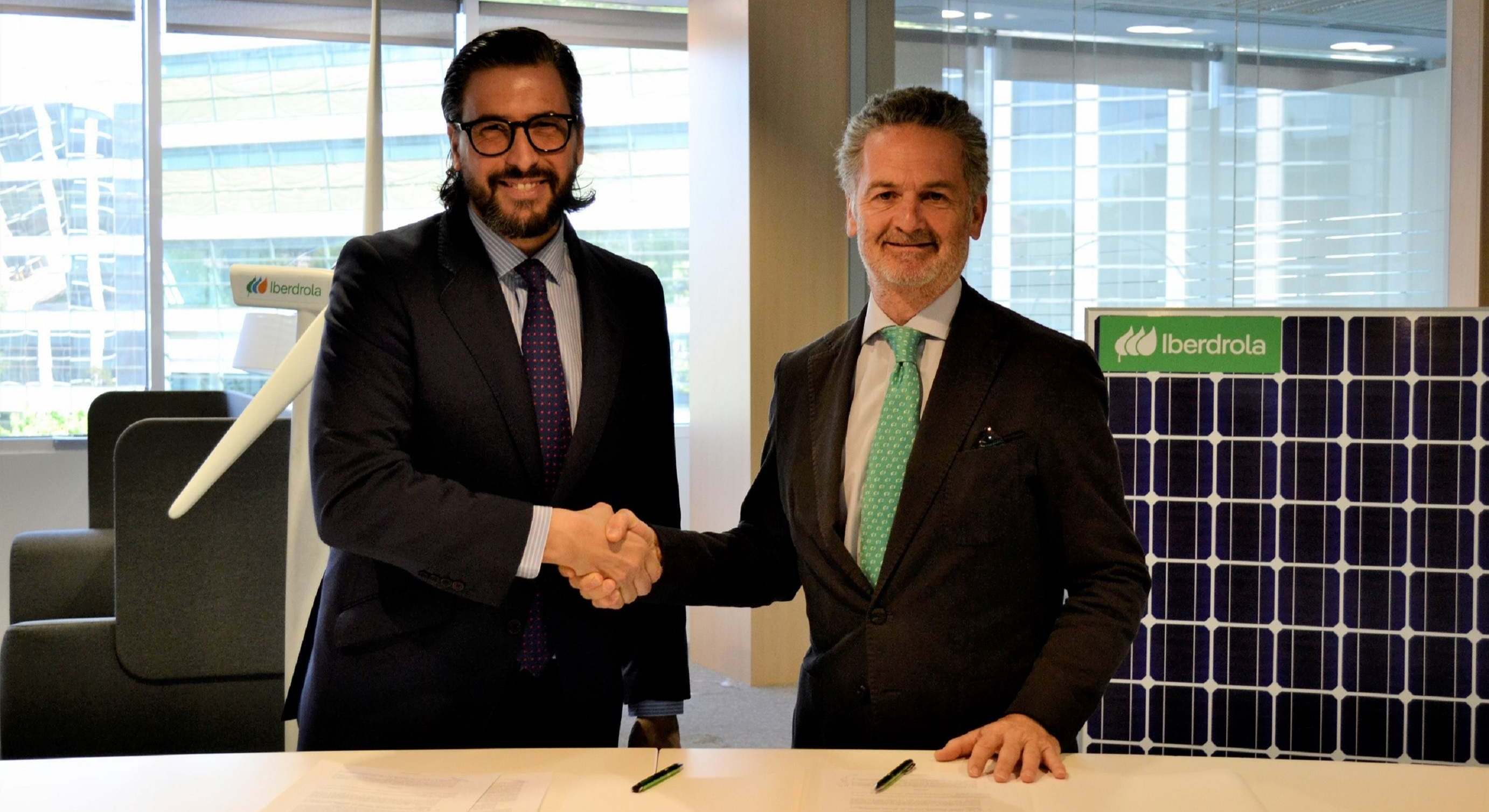 El secretario general de Panasef, Alejandro Quinzán, estrecha la mano del director comercial de Iberdrola, Alfonso Calderón. IBERDROLA