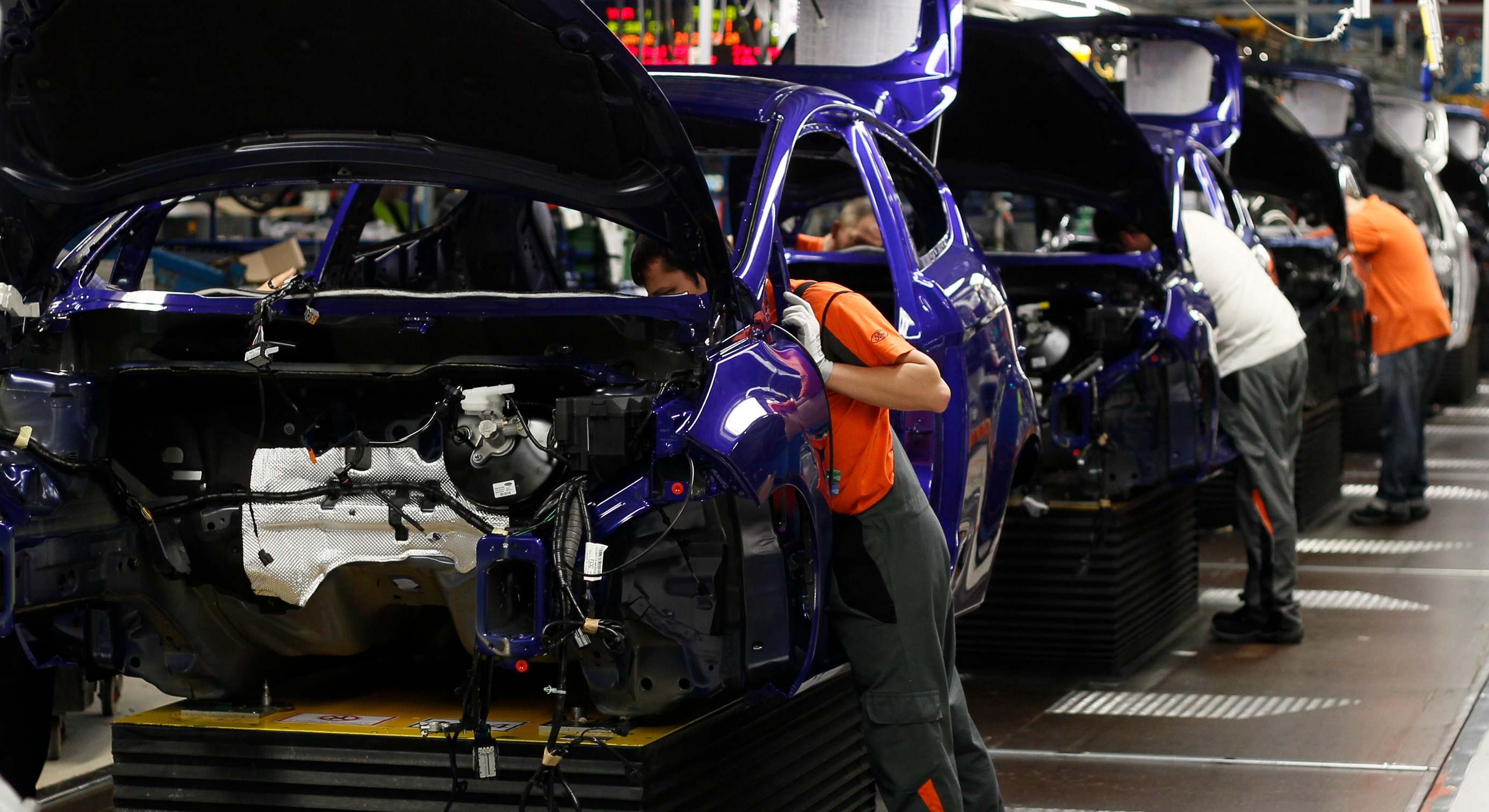 Empleados trabajando en una fábrica