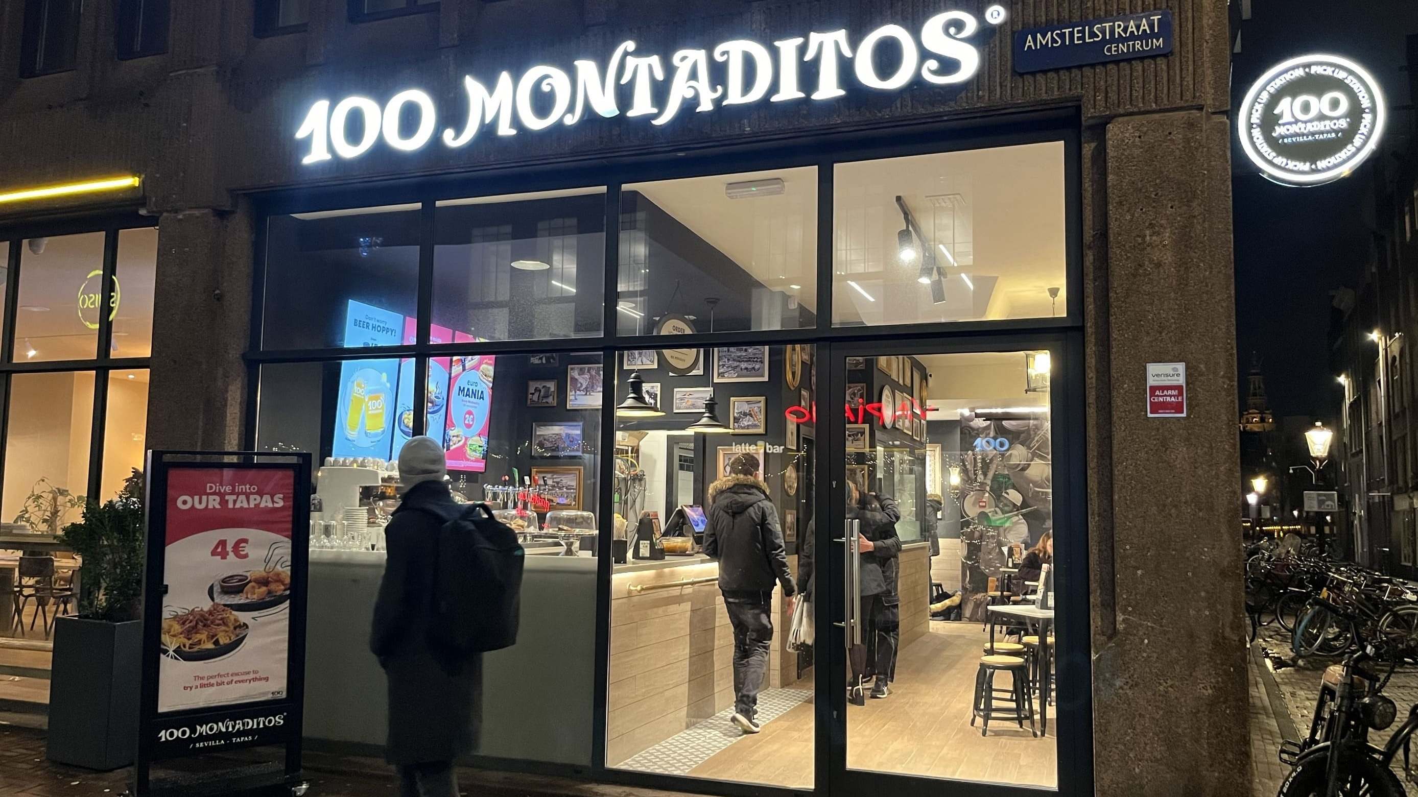 El nuevo 100 Montaditos se encuentra ubicado en la céntrica calle Amstelstraat 7 de Ámsterdam.
