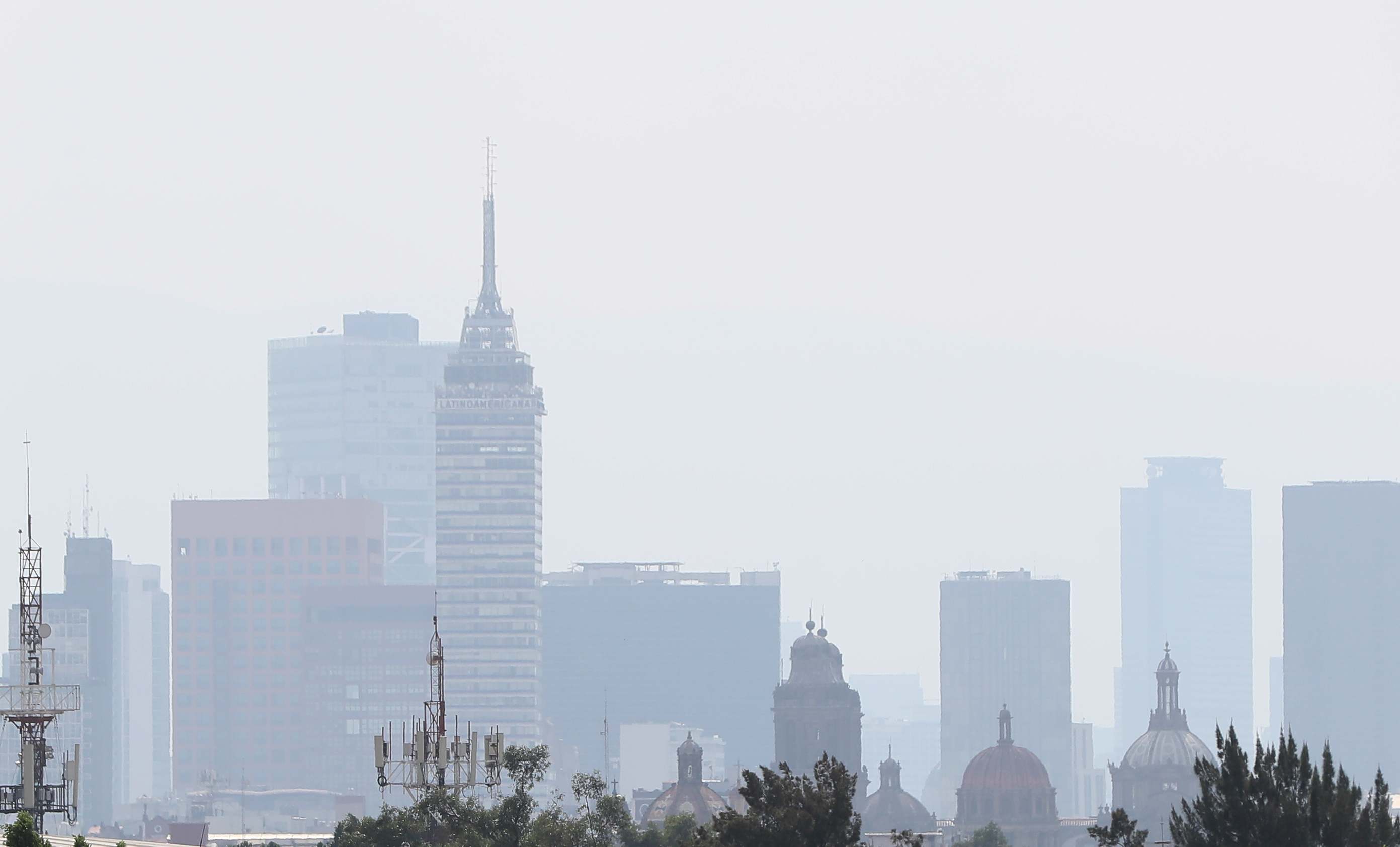 Fotografía que muestra la contaminación este domingo sobre la Ciudad de México (México).