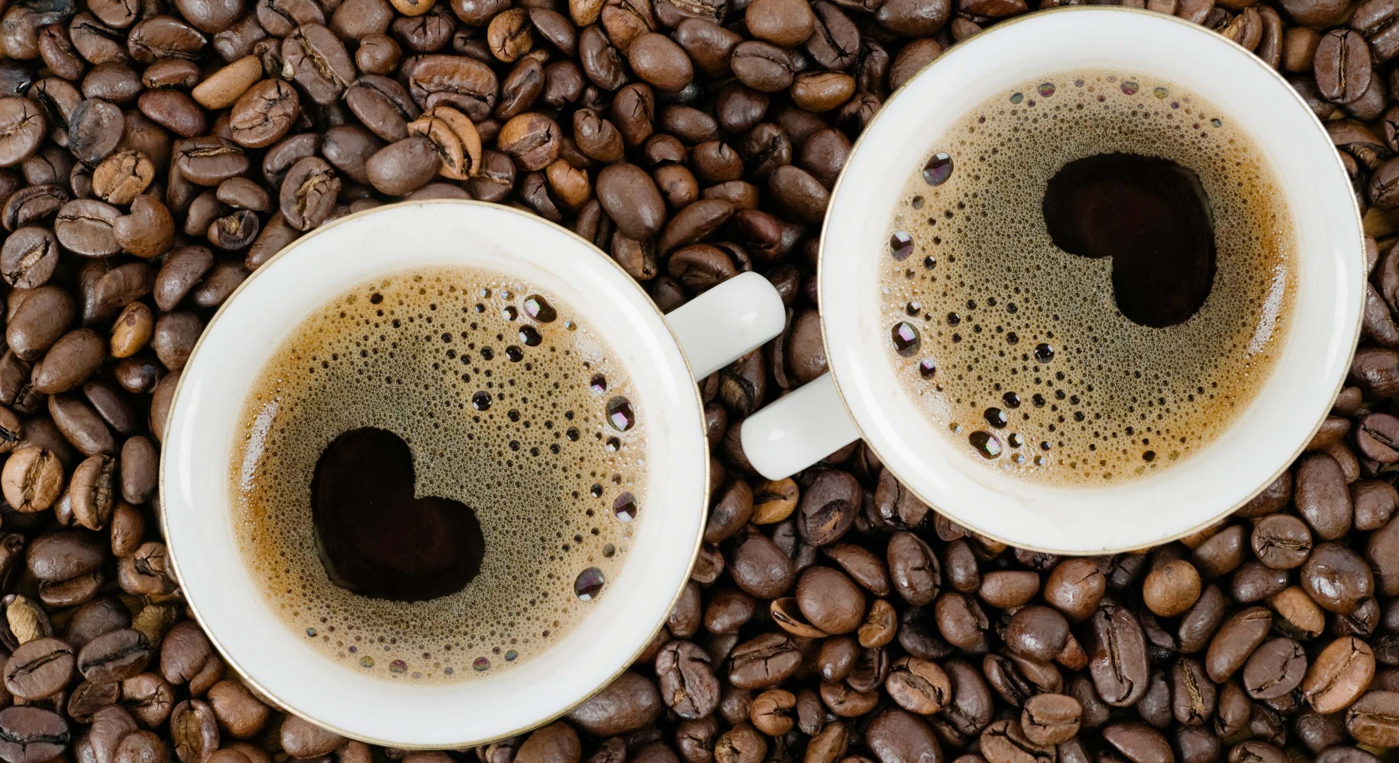 Granos y dos tazas de café