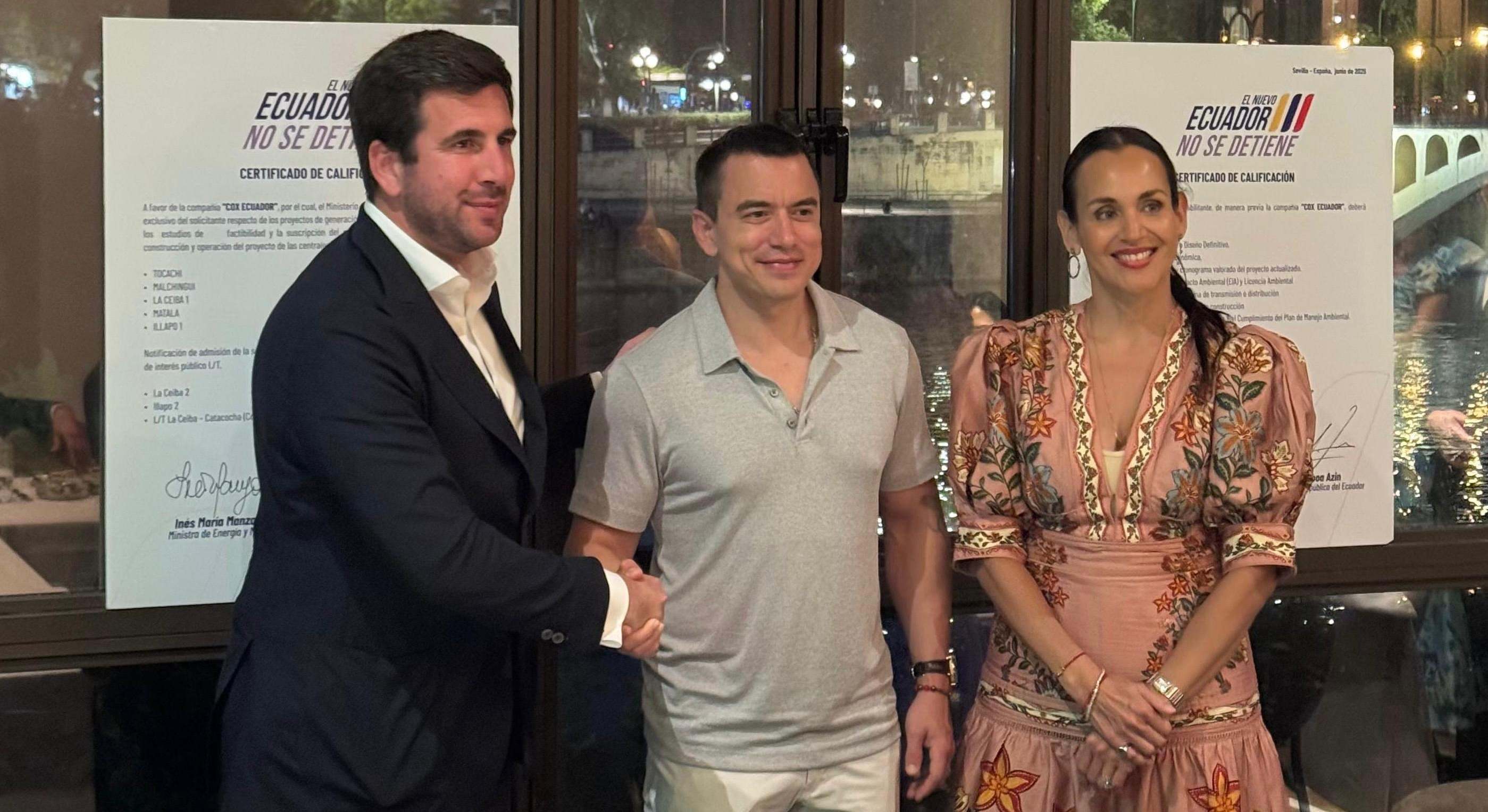 Riquelme y Noboa estrechan sus manos en presencia de la ministra de Energía y Minas, Inés Manzano.