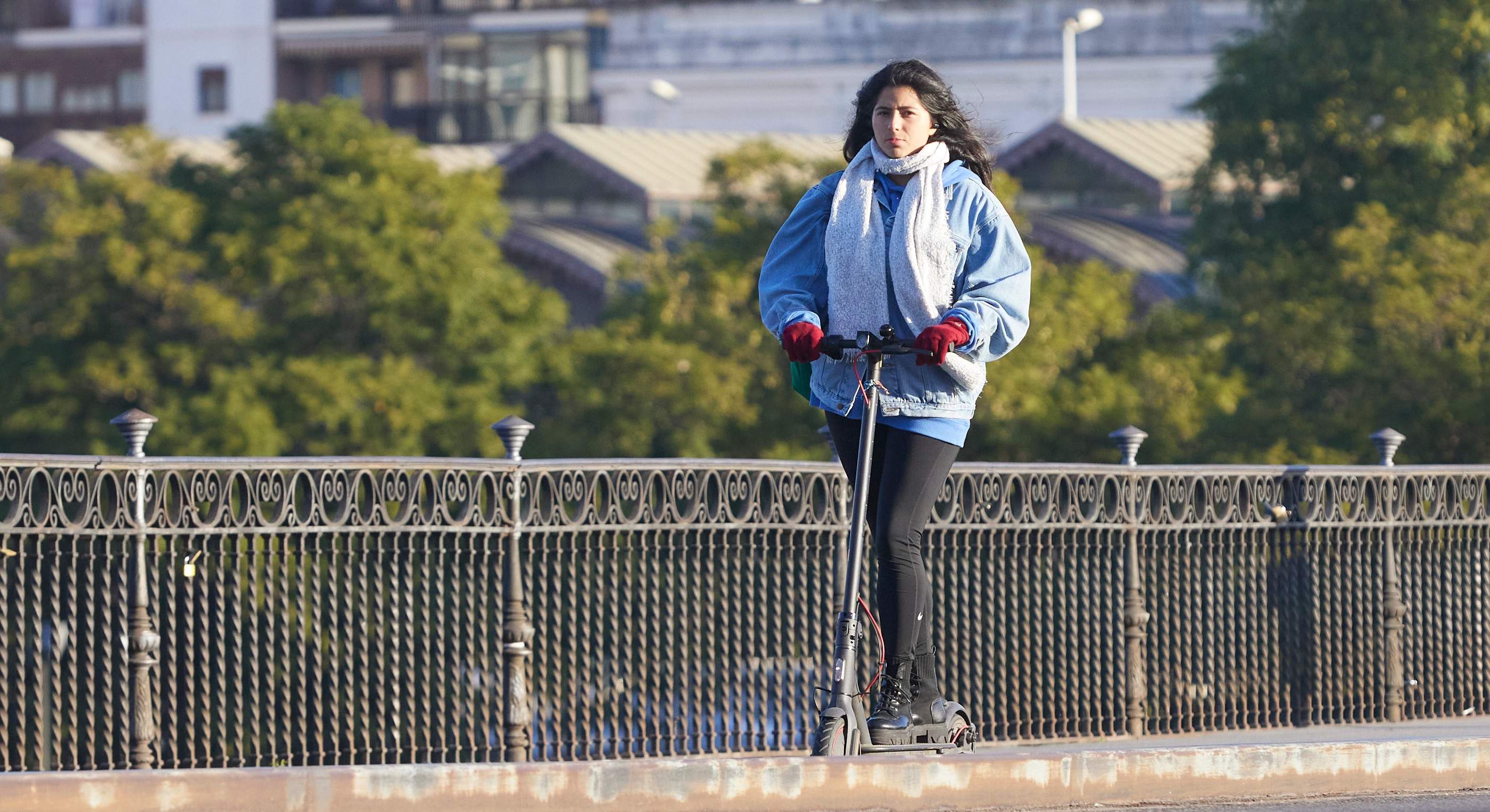 EuropaPress_4098275_joven_va_patinete_primer_dia_frio_23_noviembre_2021_puente_triana_sevilla-1.jpg