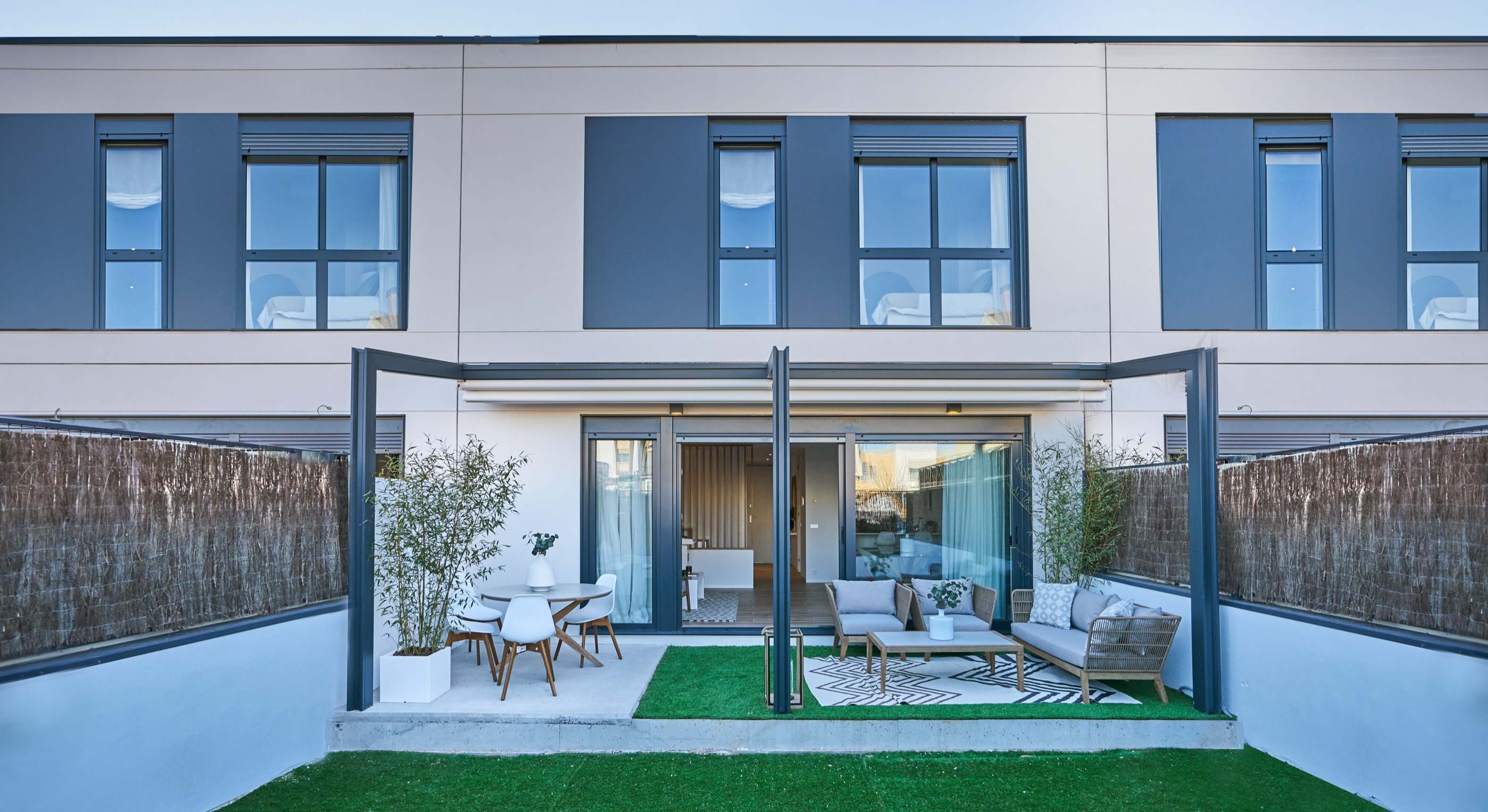 Jardín y porche de una vivienda de AEDAS Homes en una promoción industrializada.