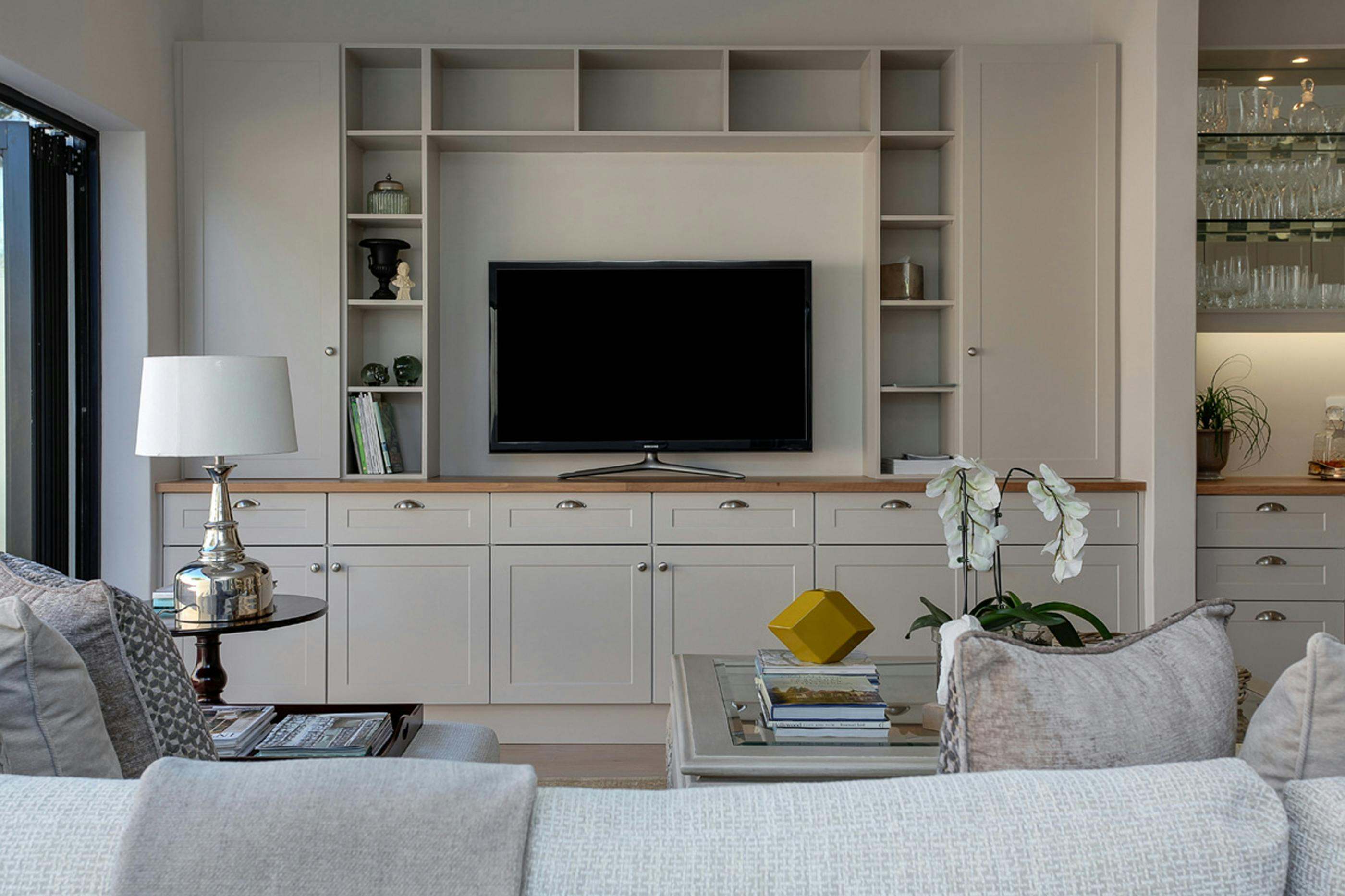 El salón de una casa española, con una televisión de fondo