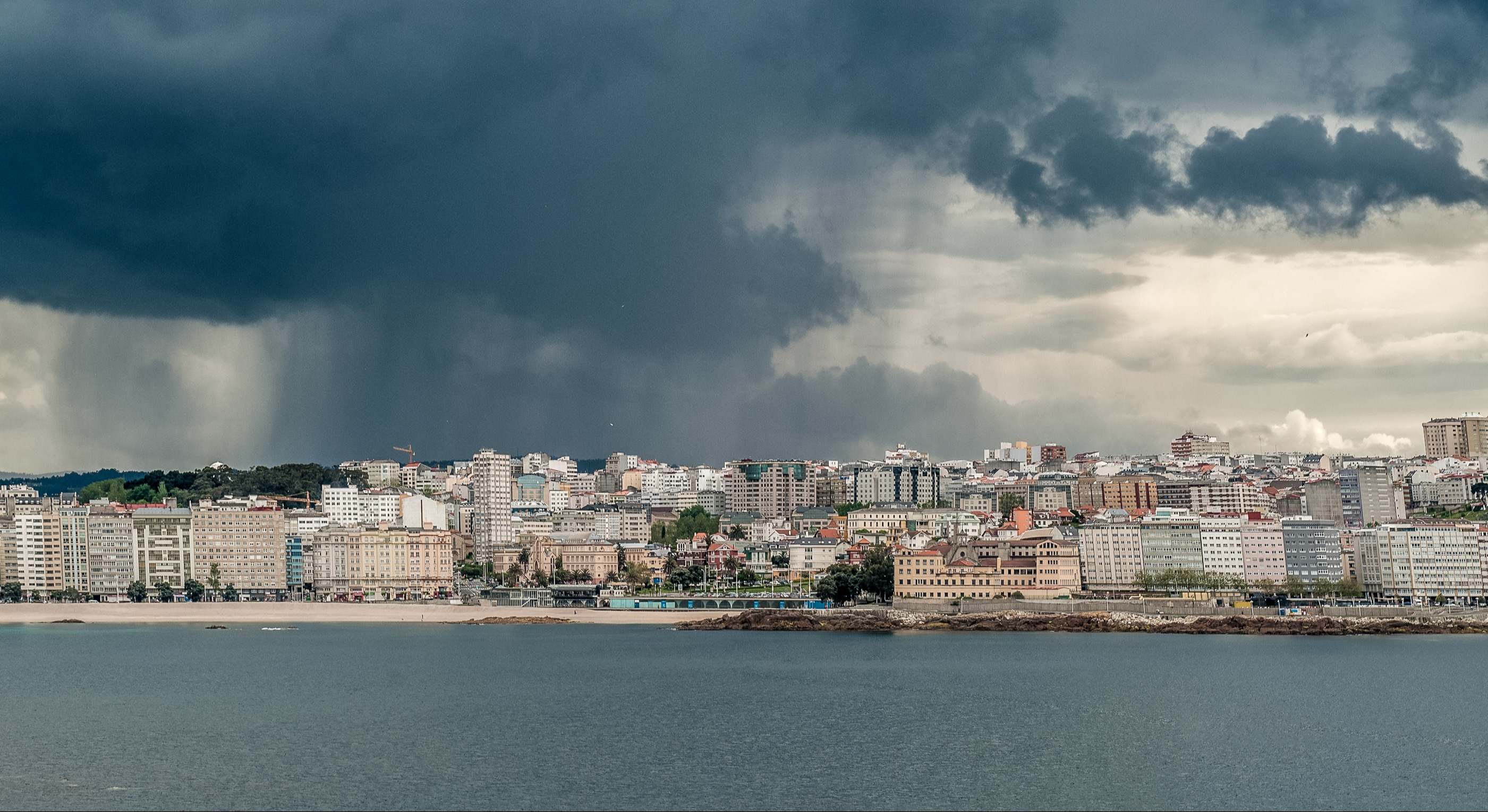 Fuerte tormenta en una zona de costa española. / Foto: iStock