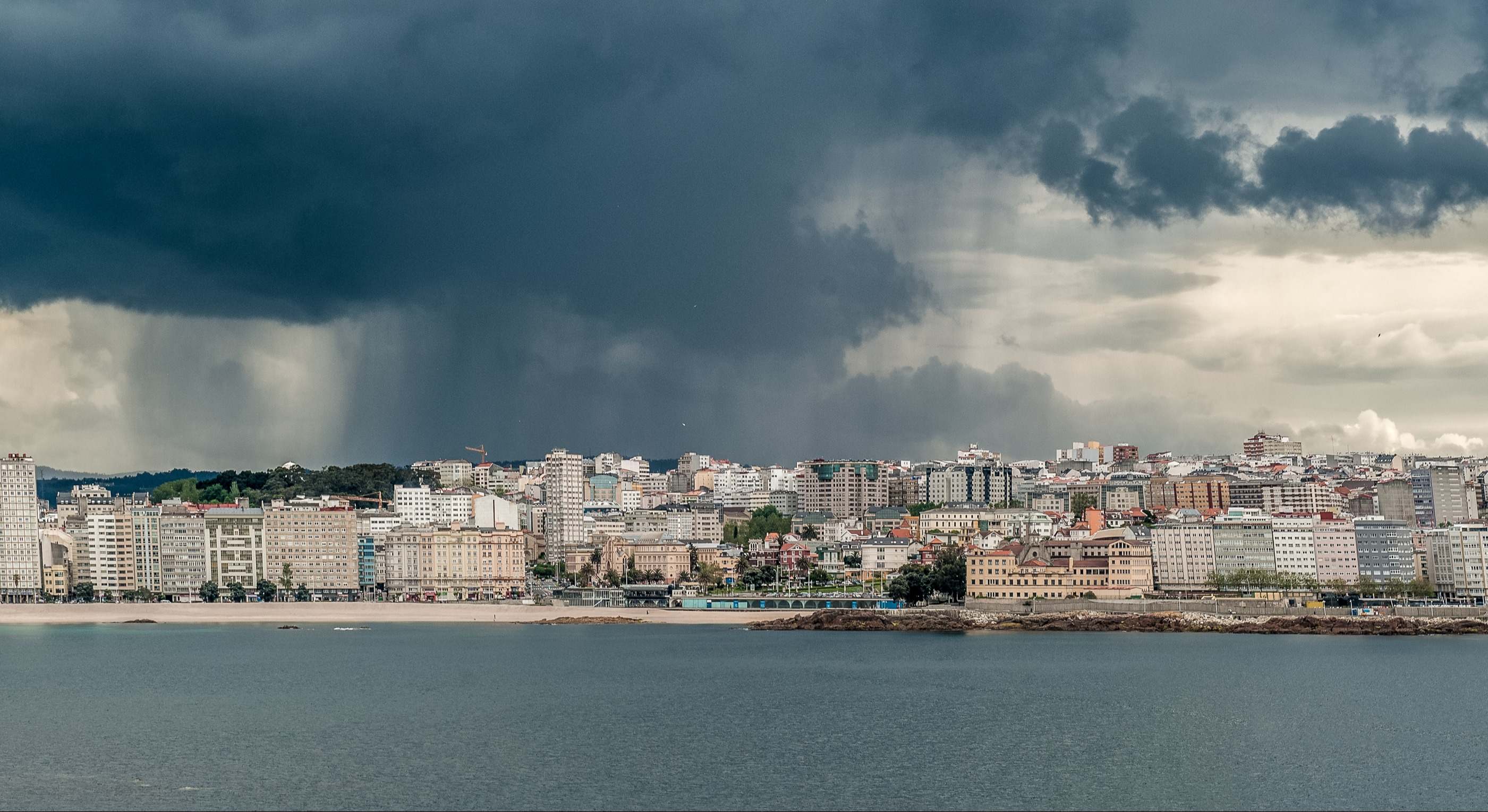 Tormenta en la costa española durante el verano. / Foto: iStock