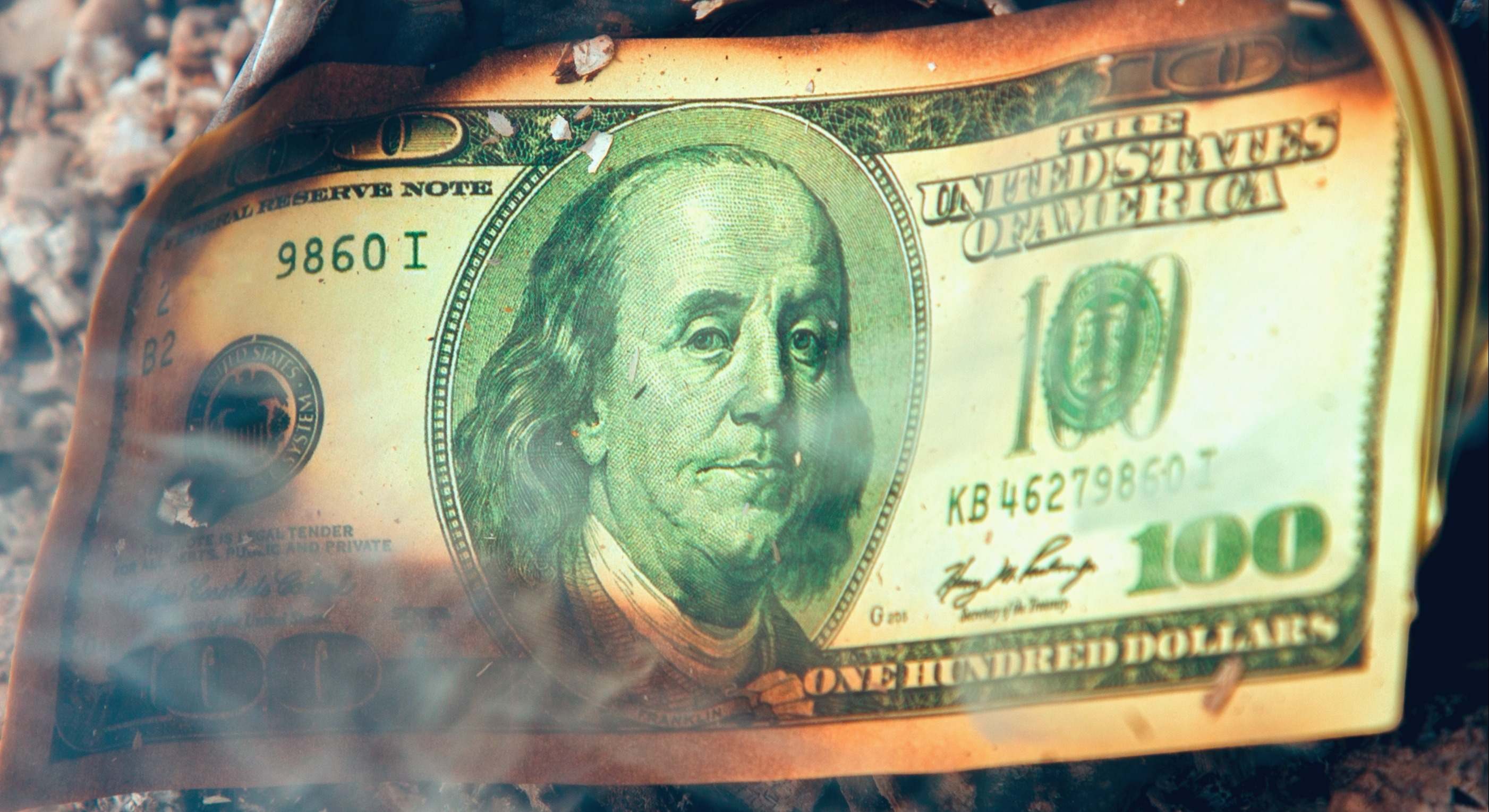 Billete de 100 dólares quemándose 