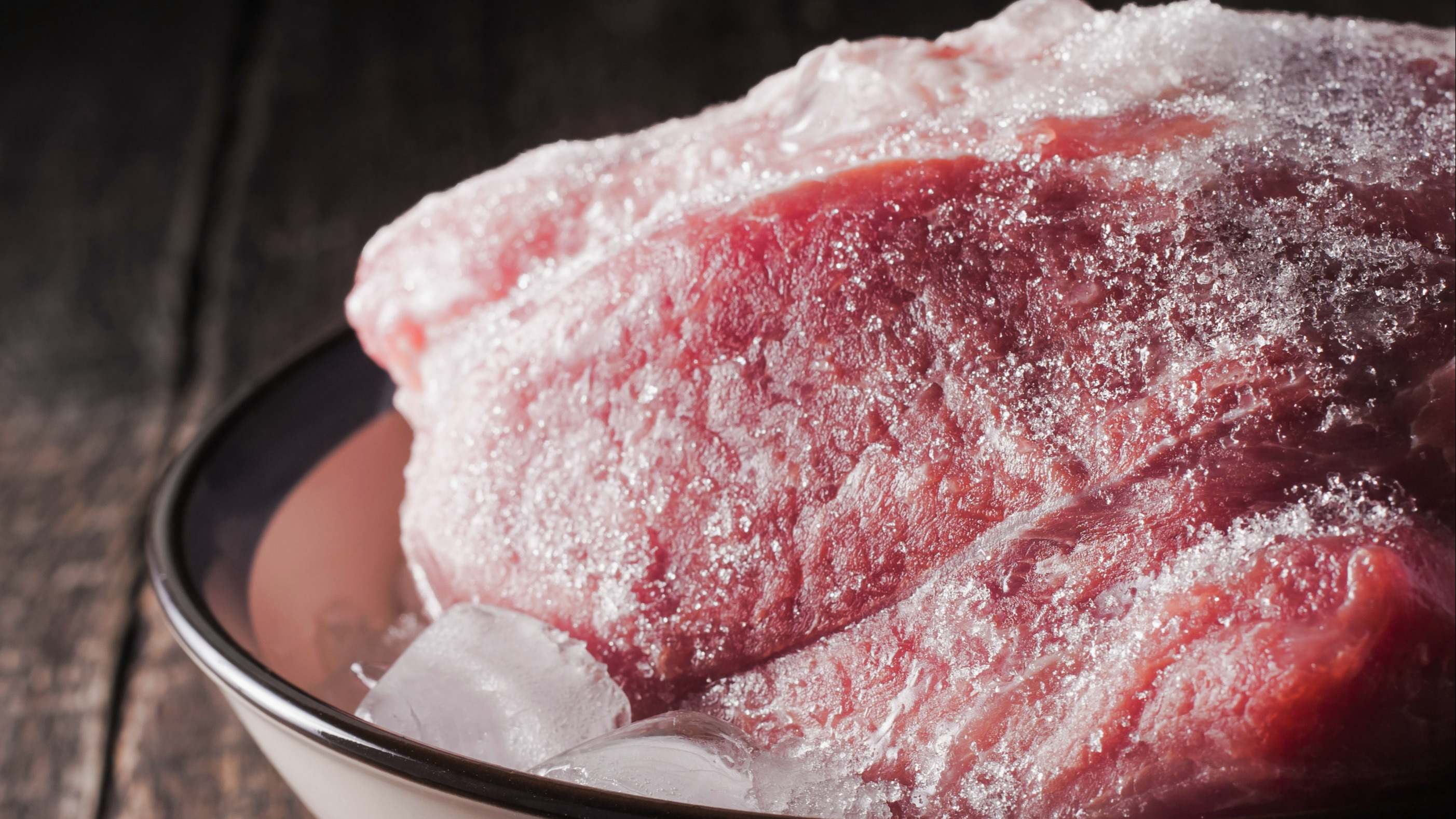 Jamón congelado en un cuenco