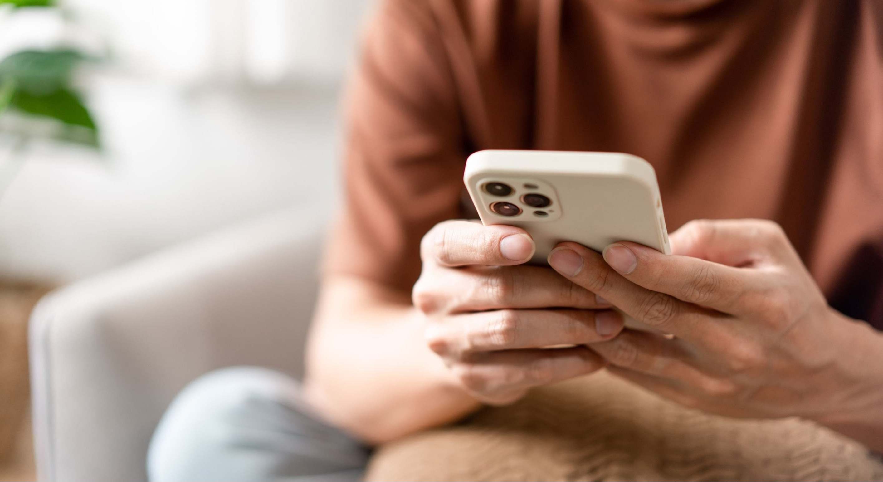 Una persona con un teléfono móvil
