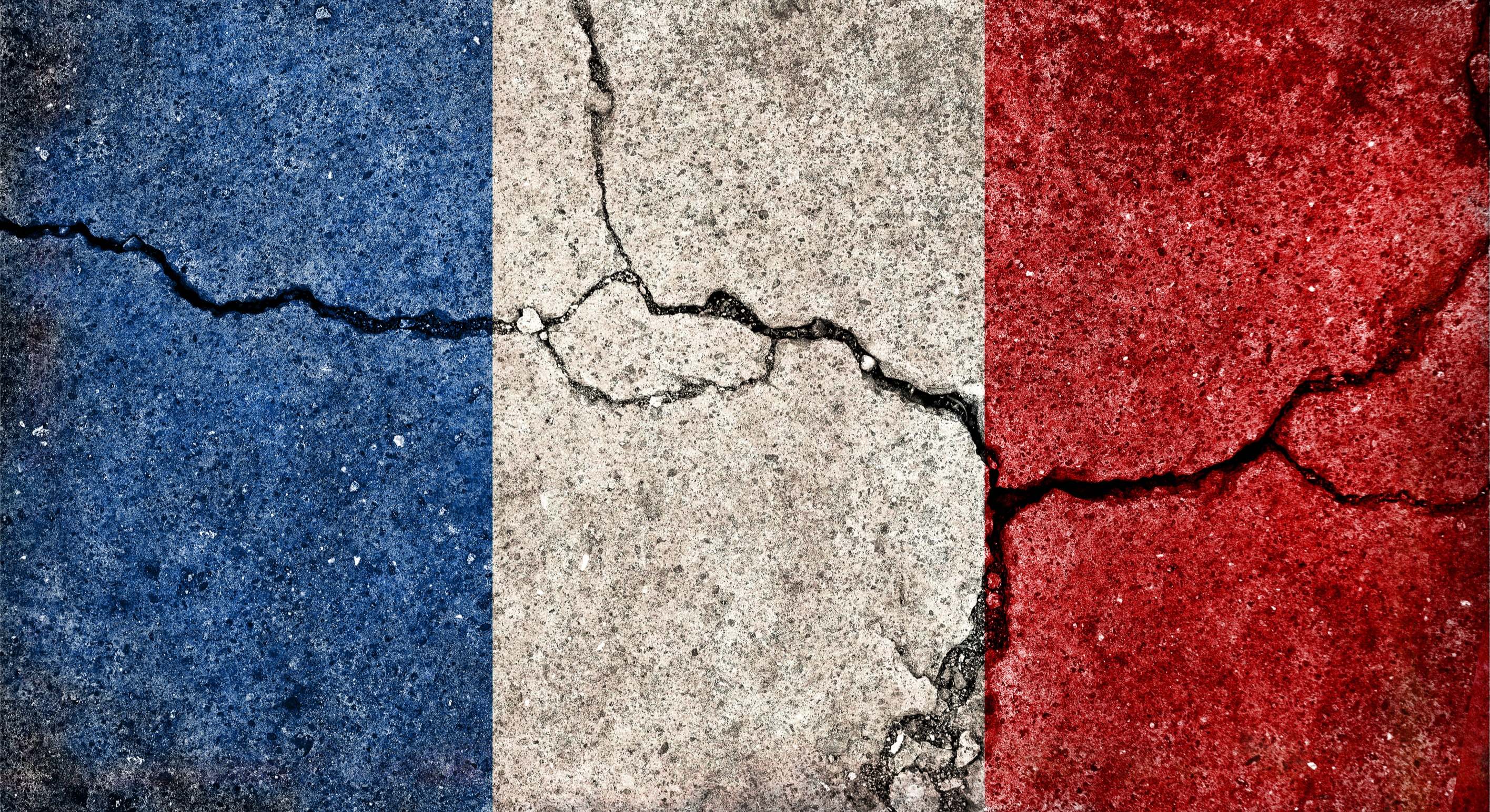 Bandera de Francia pintada en asfalto agrietado