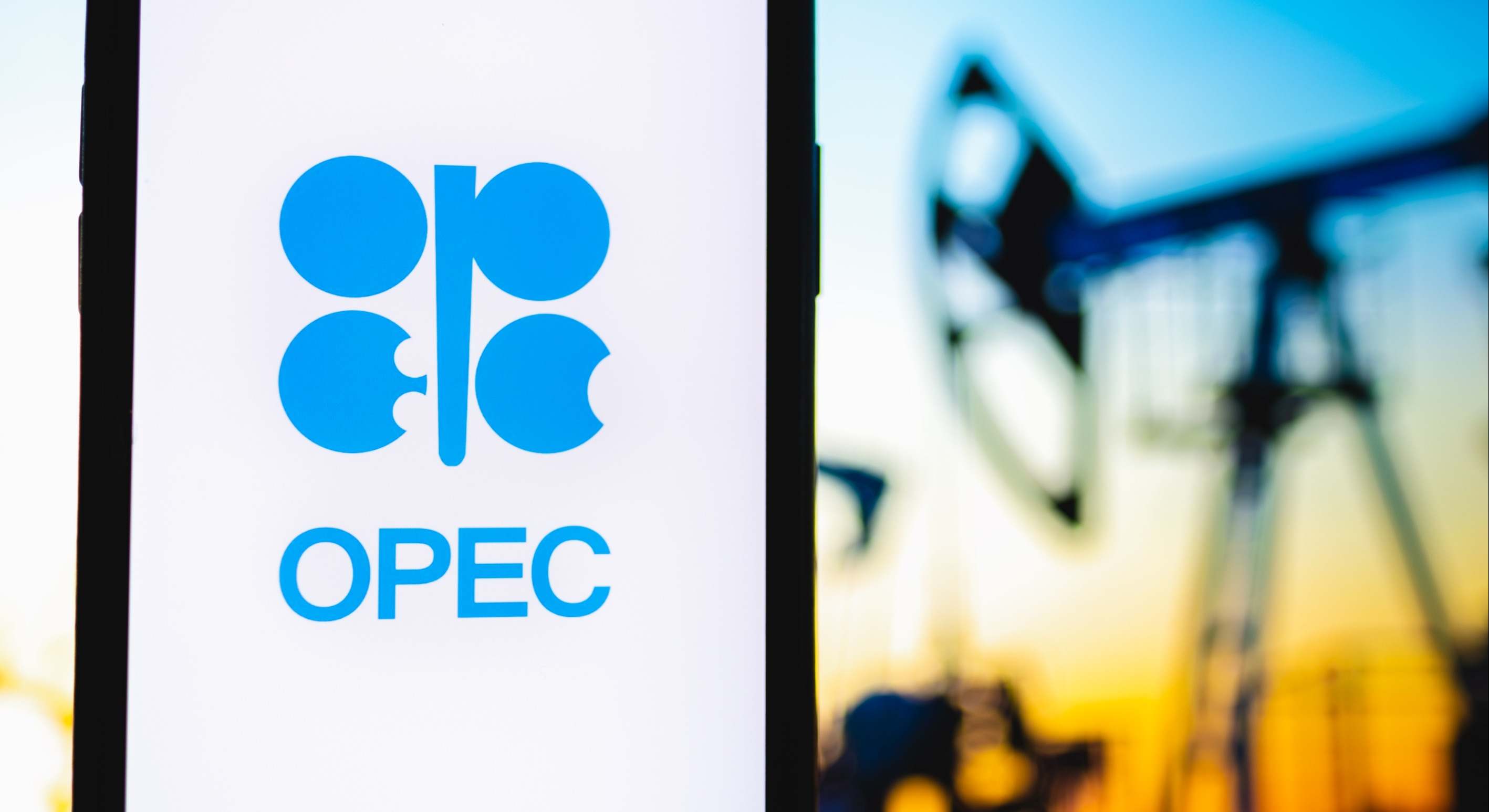 Logo de la OPEP sobre una plataforma de petróleo