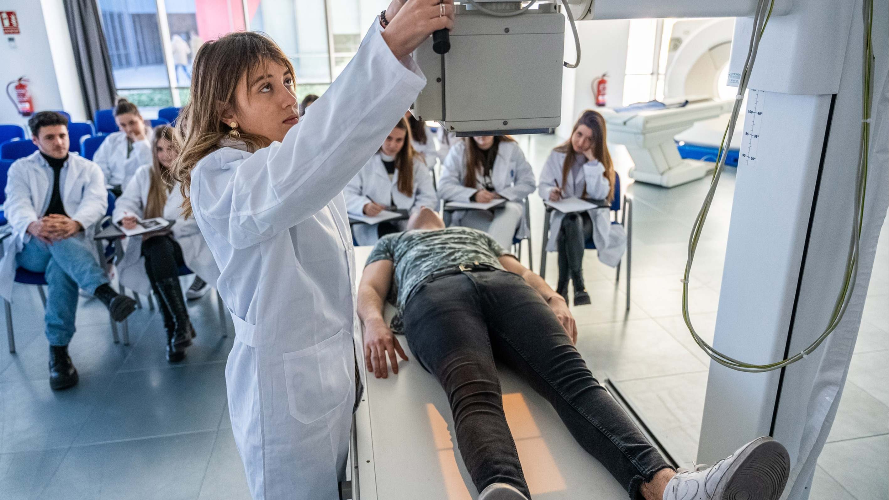 Alumnos de la rama sanitaria de FP realizando prácticas. Foto: EP