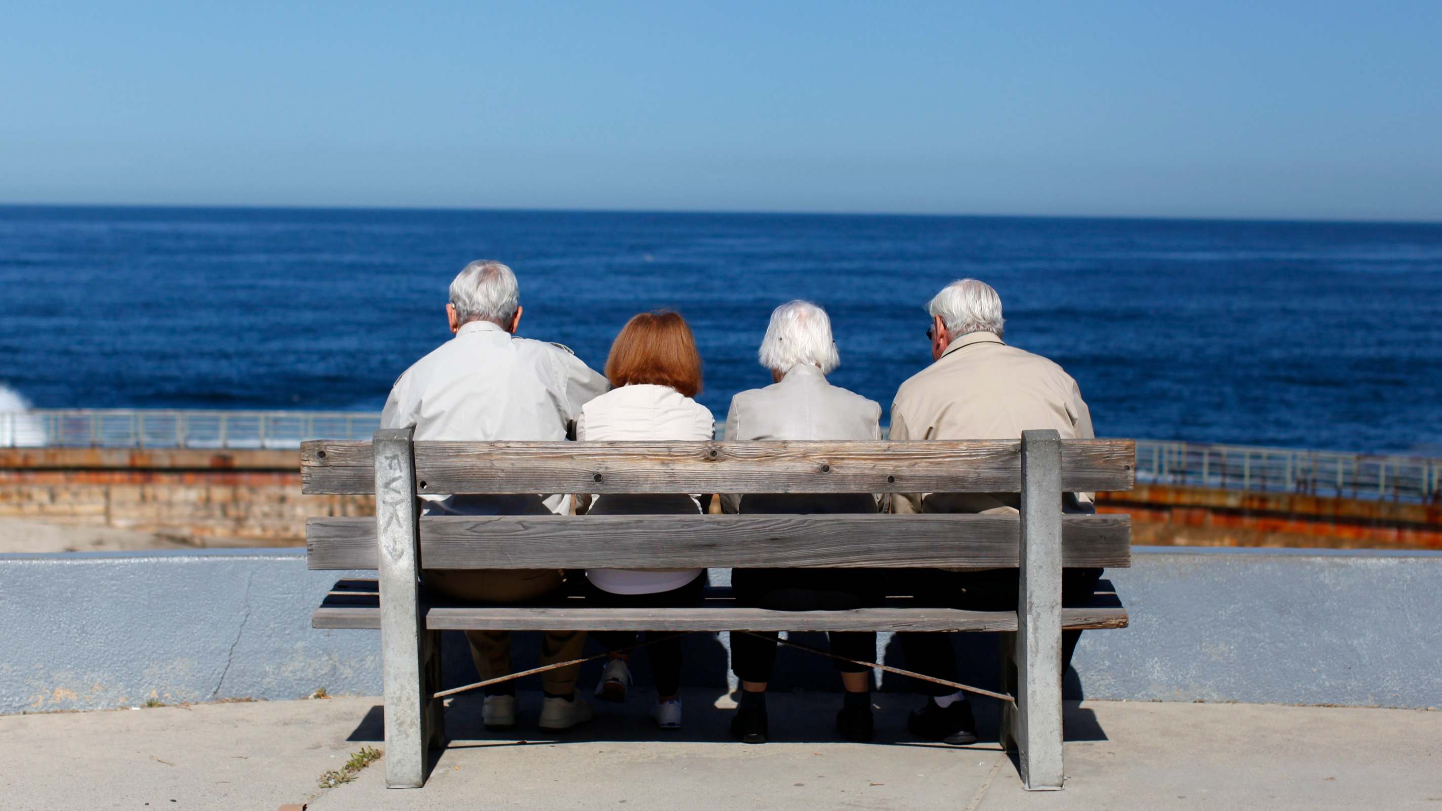 Vista de varias personas mayores en un banco
