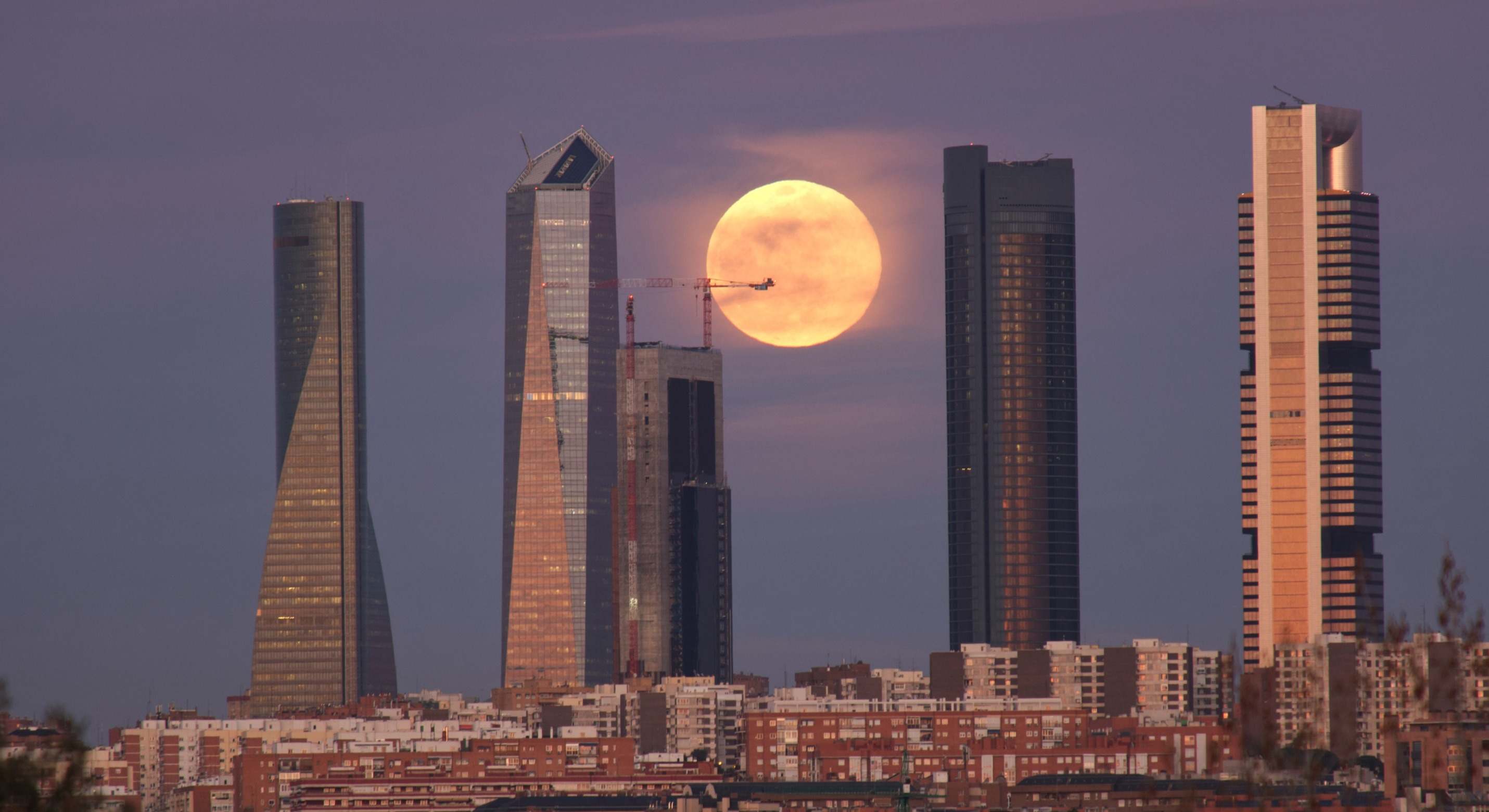 Luna llena en junio sobre las Cuatro Torres de Madrid. / Foto: Dreamstime