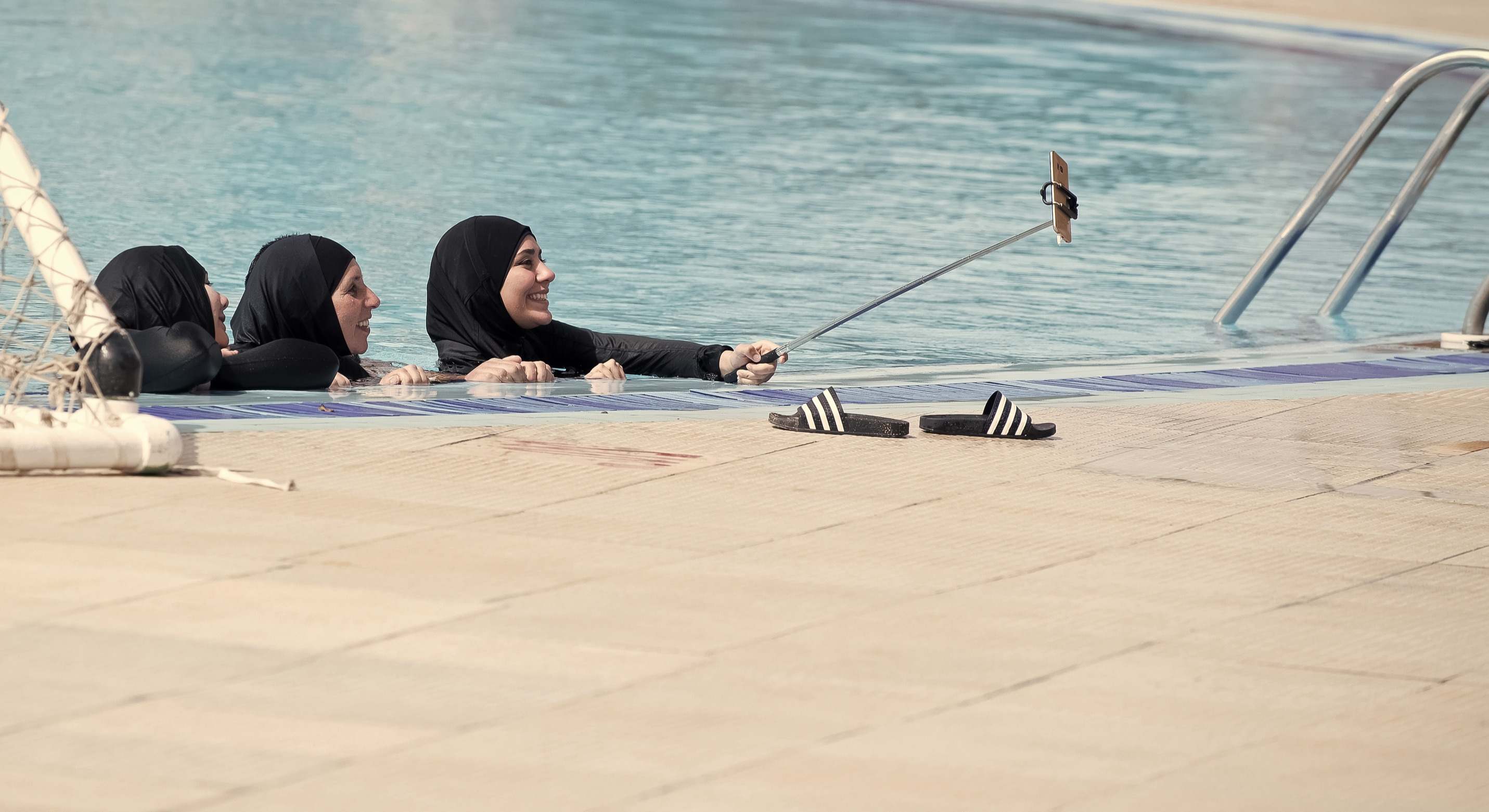 Mujeres musulmanas usando burquini en una piscina. / Foto: Dreamstime