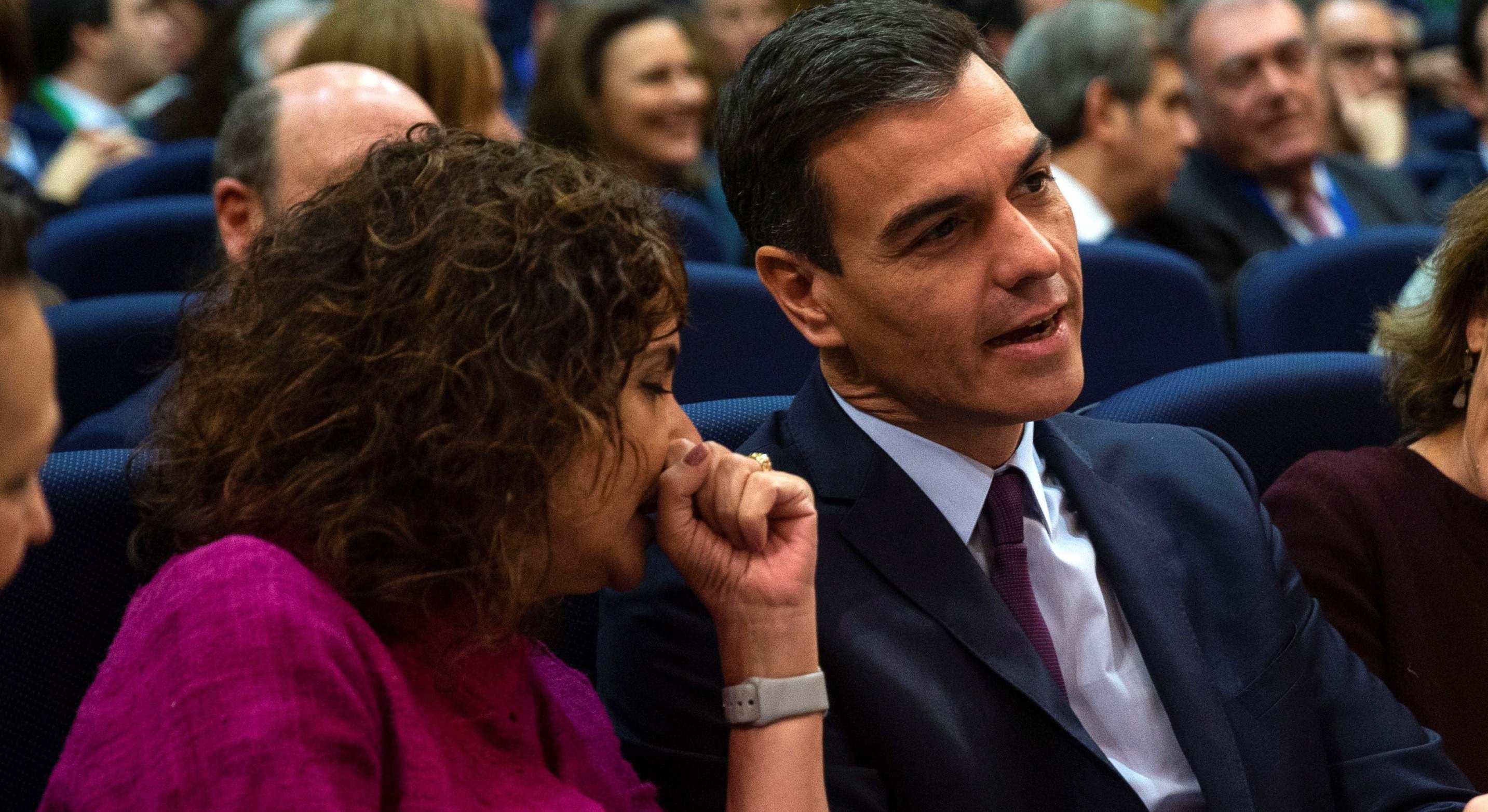 La vicepresidenta primera y ministra de Hacienda, María Jesús Montero, y el presidente del Gobierno, Pedro Sánchez