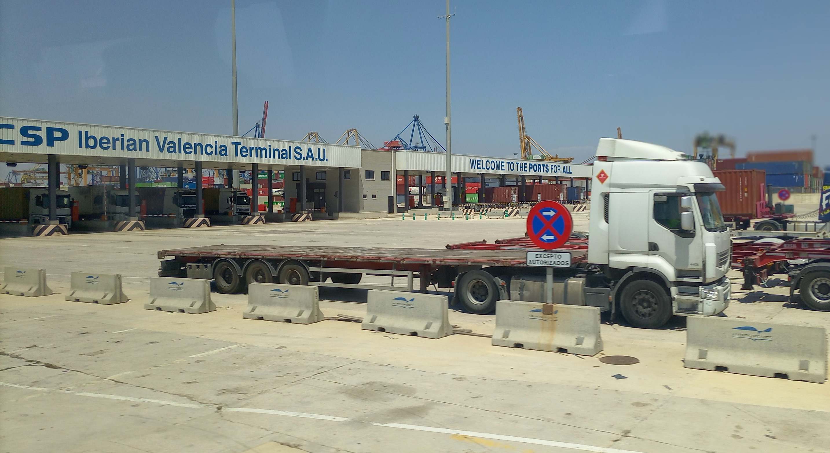 Acceso a una terminal del puerto de Valencia.