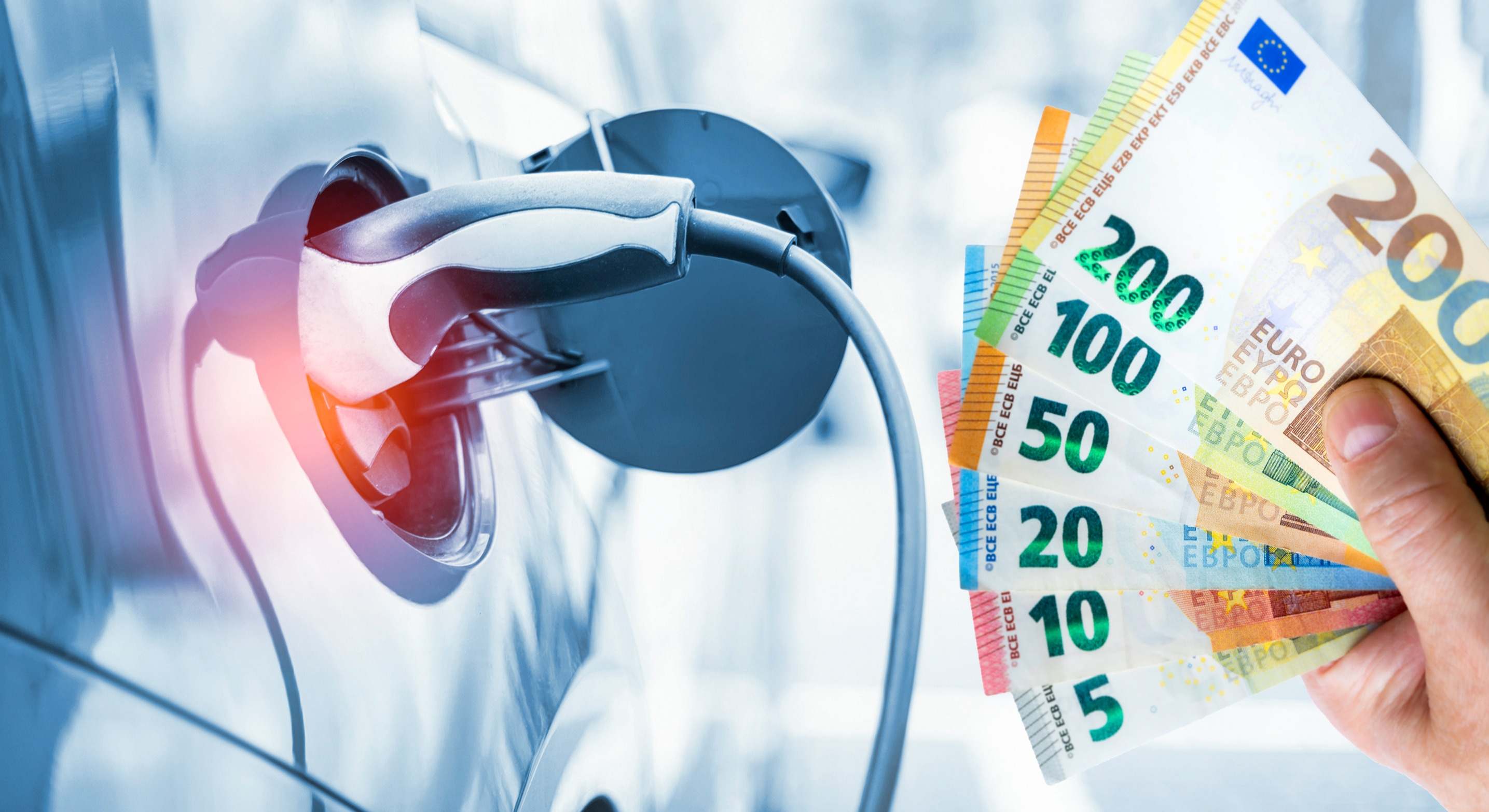 Sostiene billetes de euro de la mano frente a un coche eléctrico mientras se carga