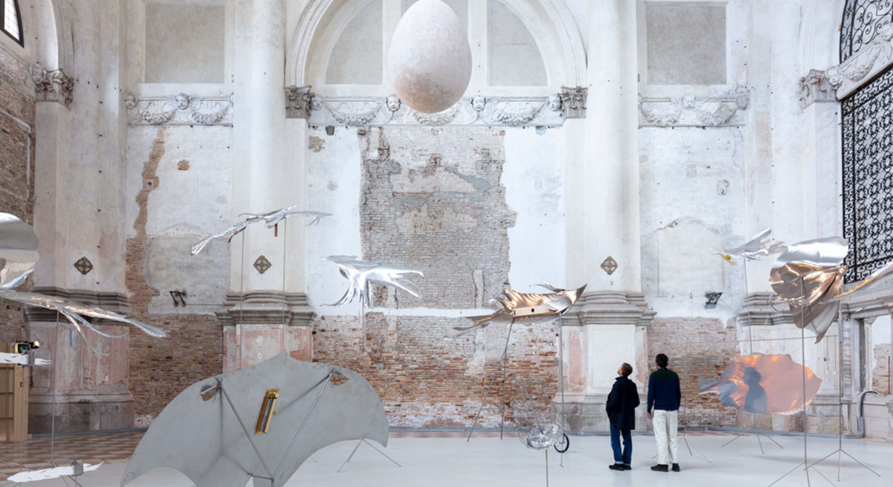 Petrit Halilaj & Álvaro Urbano inauguran 'Lunar Ensemble for Uprising Seas' en el MACBA Museu dArt Contemporani de Barcelona