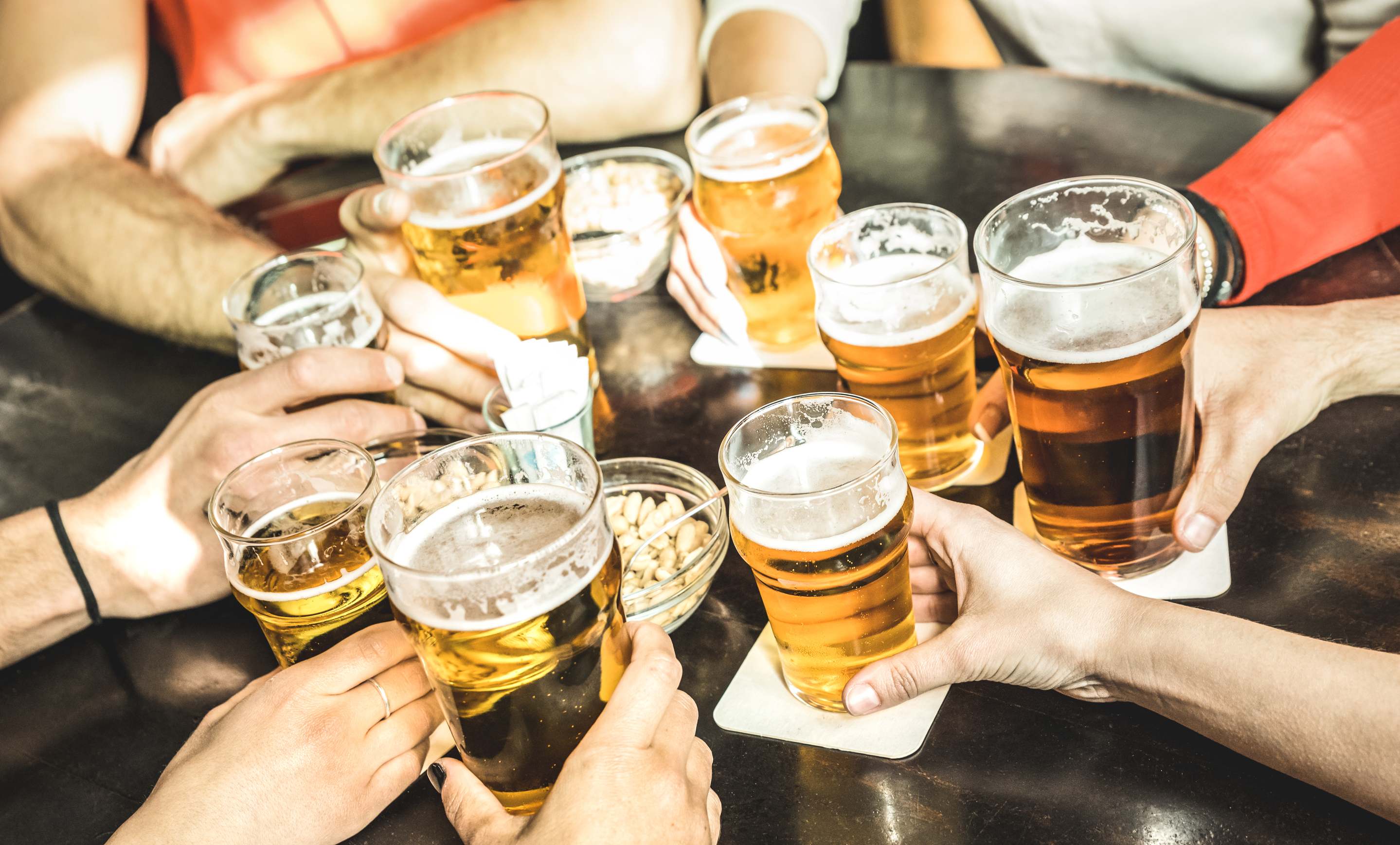 Grupo de amigos con cervezas
