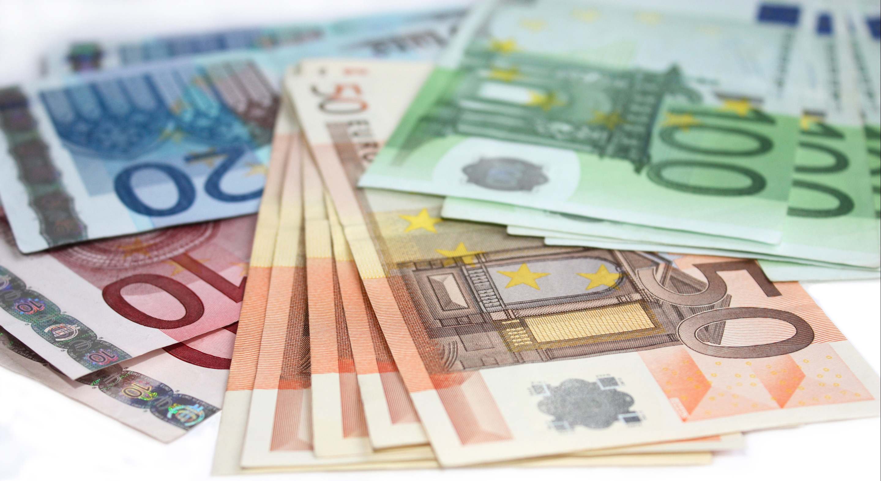 Billetes de euro sobre una mesa