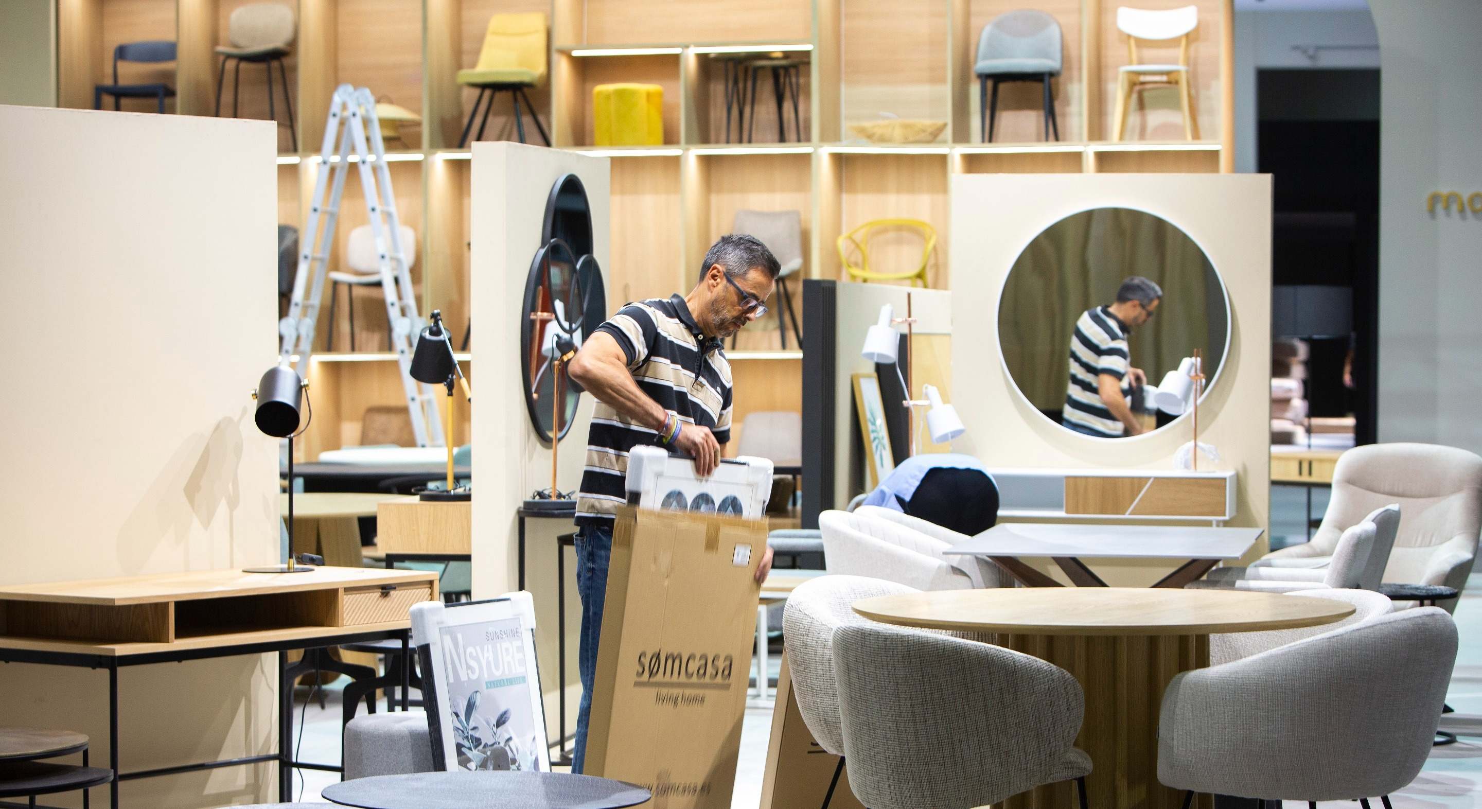Preparativos de una marca del mueble para la Feria.