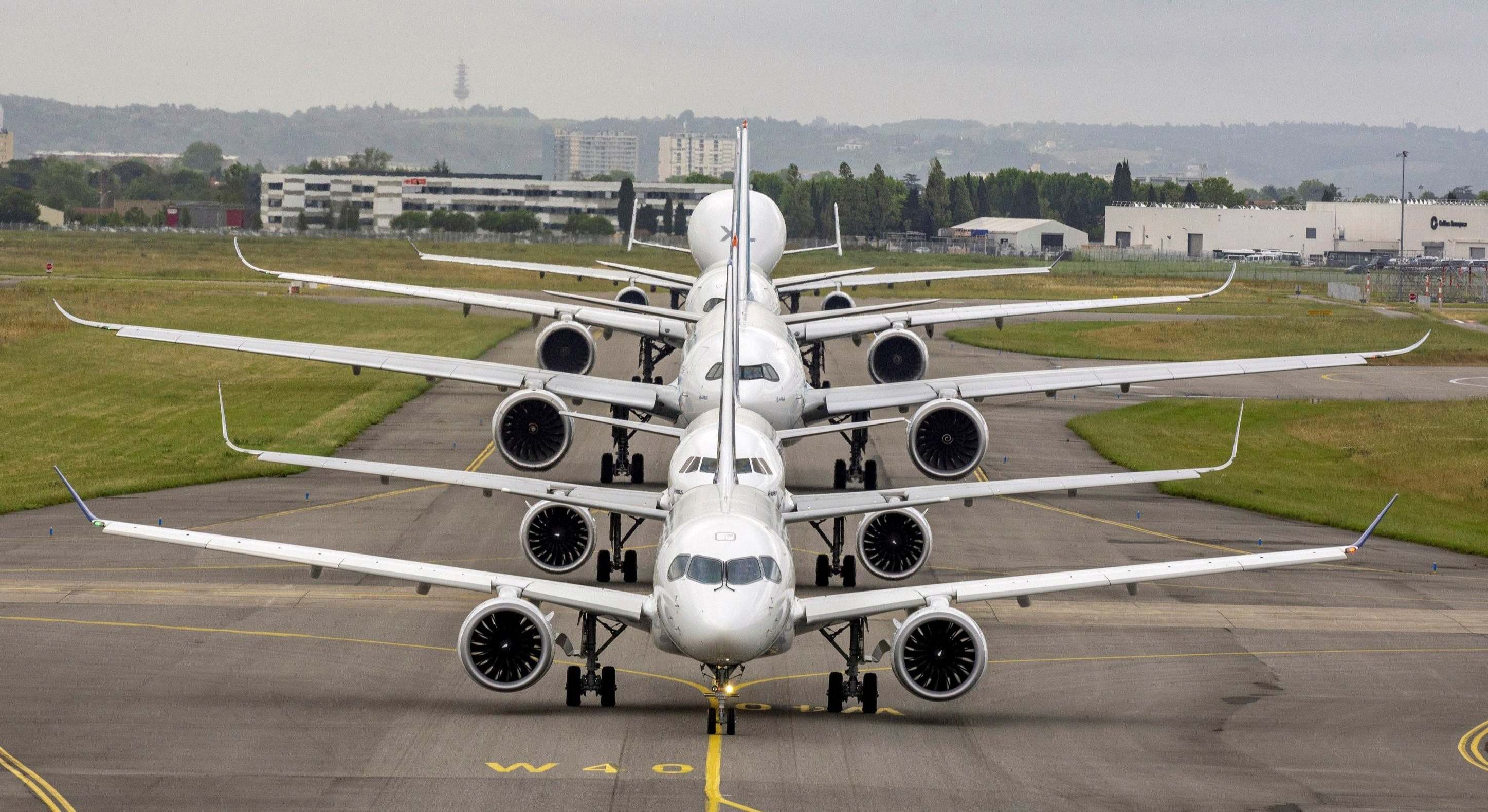 Aviones comerciales en un aeropuerto