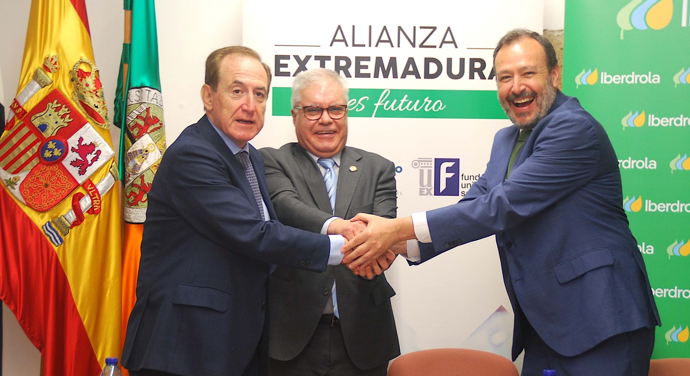 De derecha a izquierda: Director de Innovación y Sostenibilidad del Grupo Iberdrola, Agustín Delgado. Rector de la Universidad de Extremadura (UEx), Pedro Mª Fernández Salguero. Presidente del Consejo Social de la UEx, Antonio Huertas Mejías.