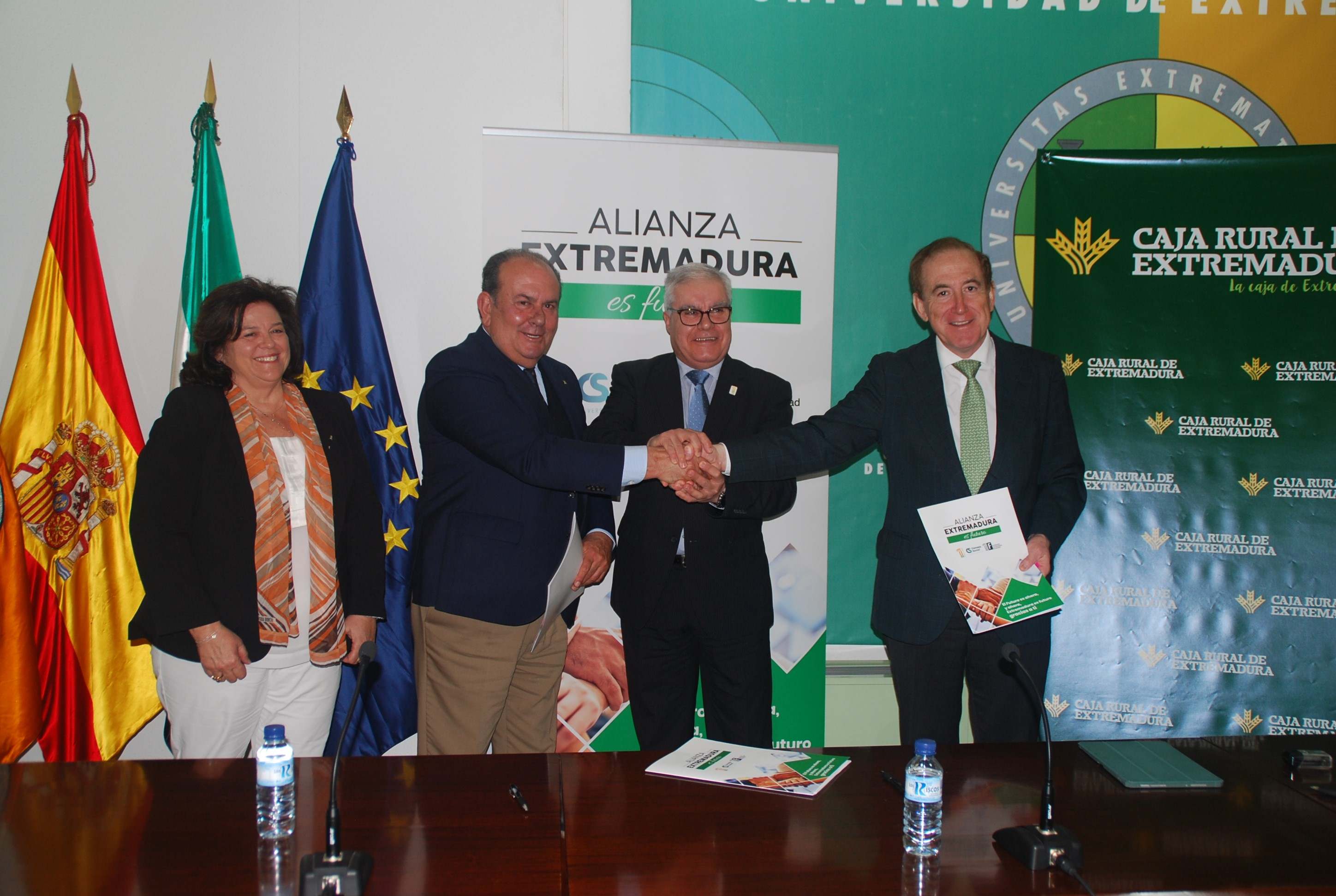 El presidente de Caja Rural de Extremadura, el rector de la UEx, el presidente del CES de la UEx y la vicepresidenta de Caja Rural de Extremadura tras la firma