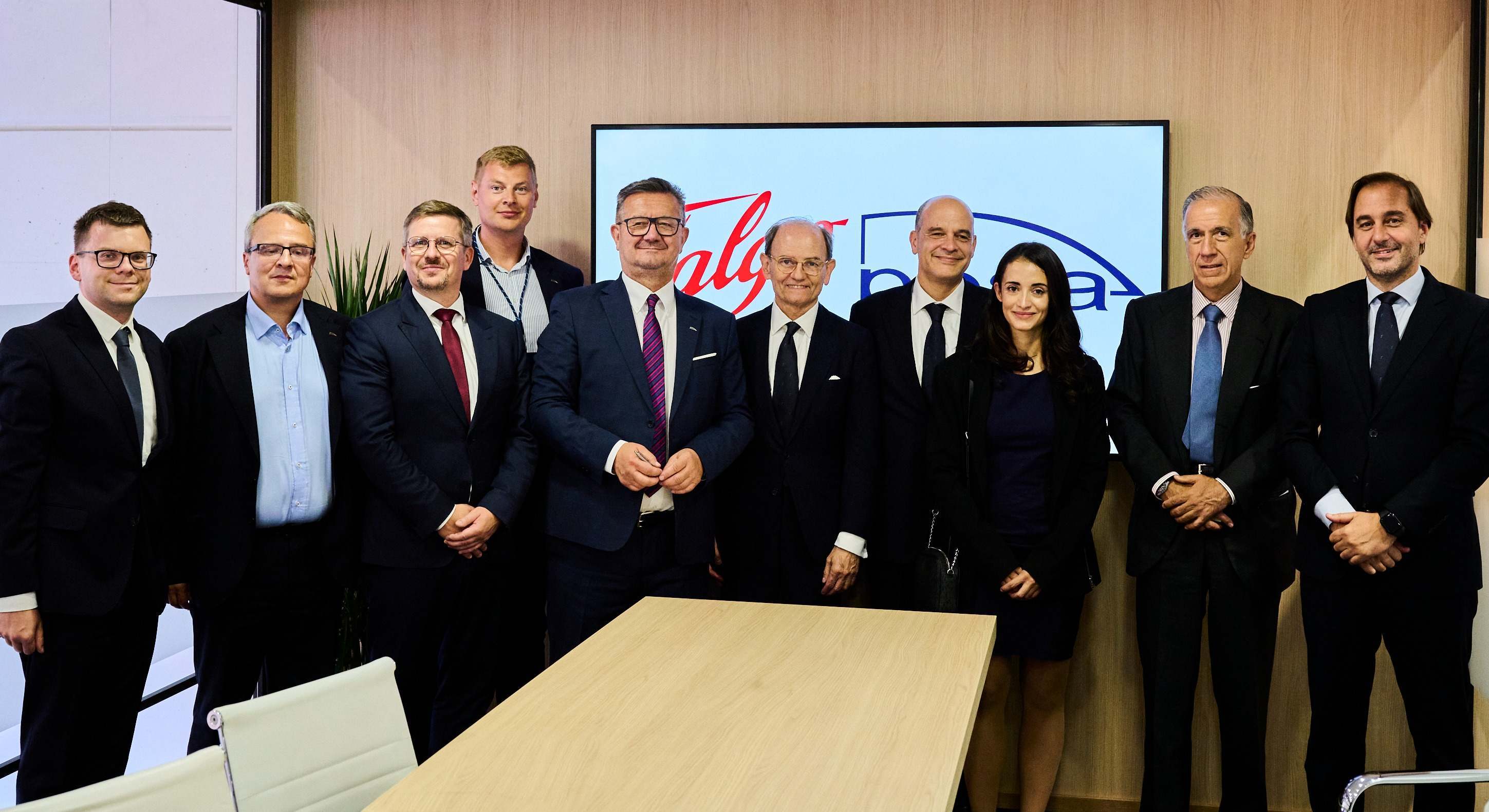 Directivos de Talgo y Pesa tras la firma del memorando de cooperación en septiembre. / Pesa
