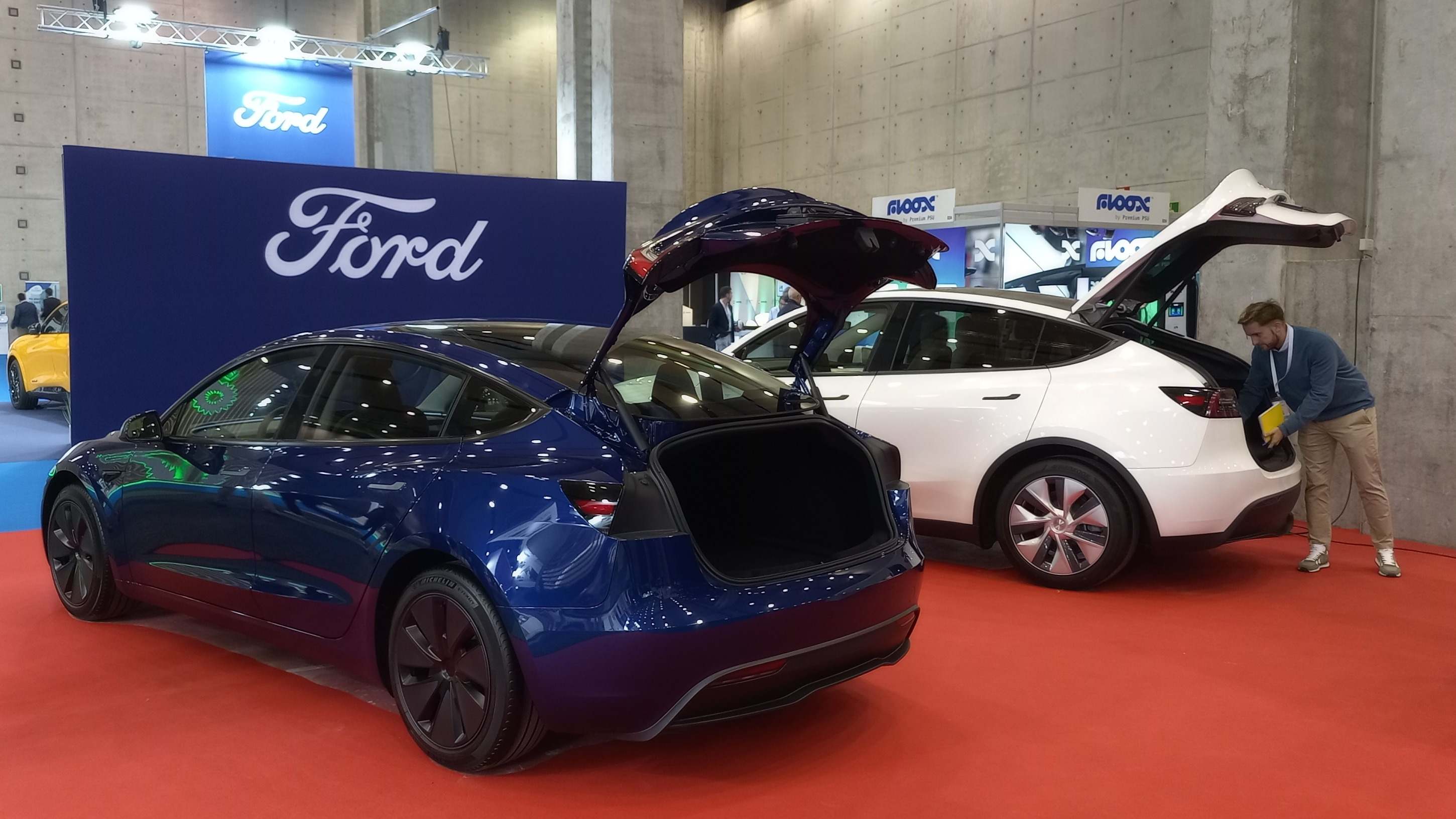 Modelos de Tesla junto al stand de Ford en eMobility Expo World Congress