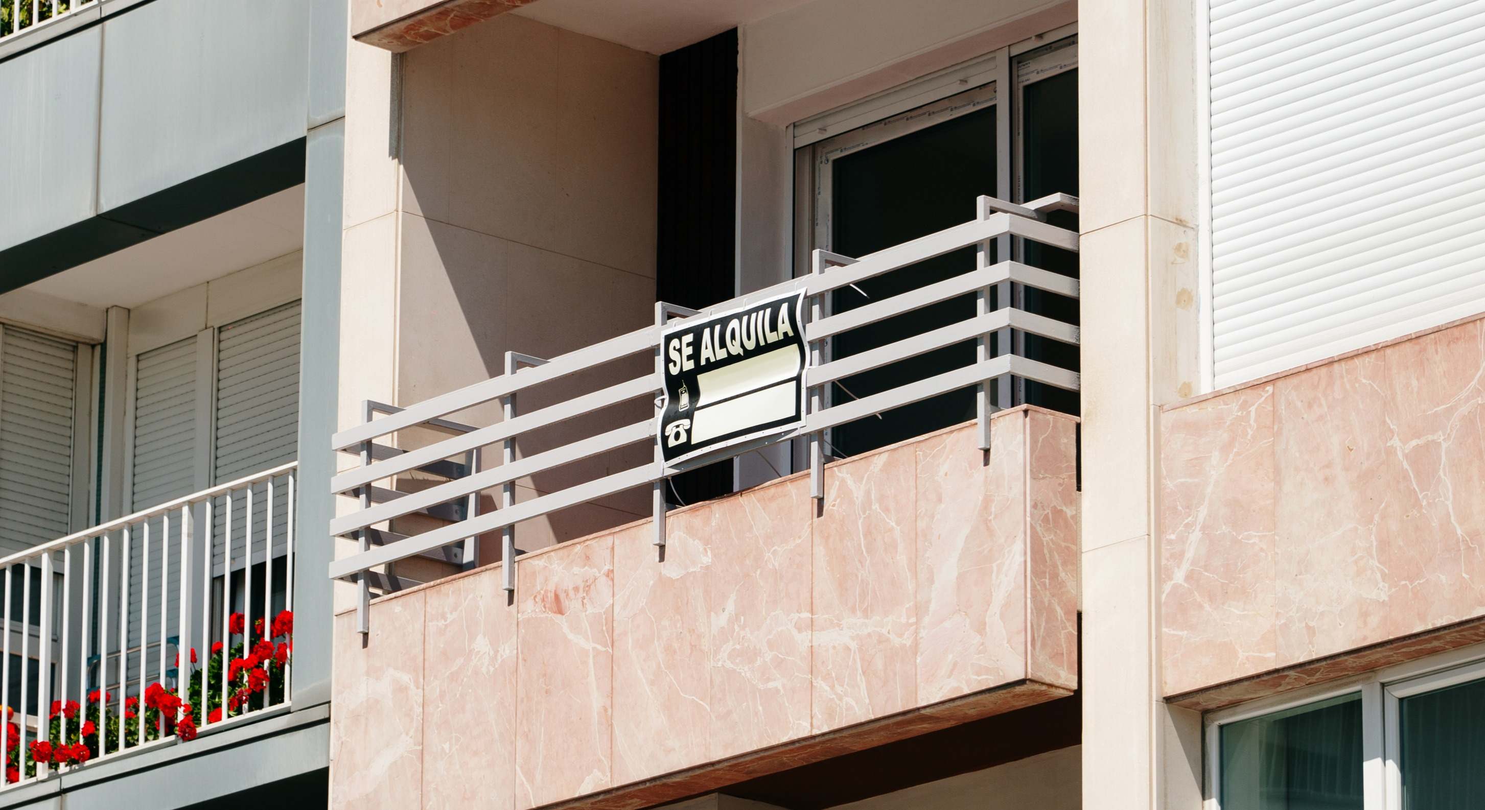 Cartel de 'Se alquila' en un bloque de viviendas. / Foto: iStock