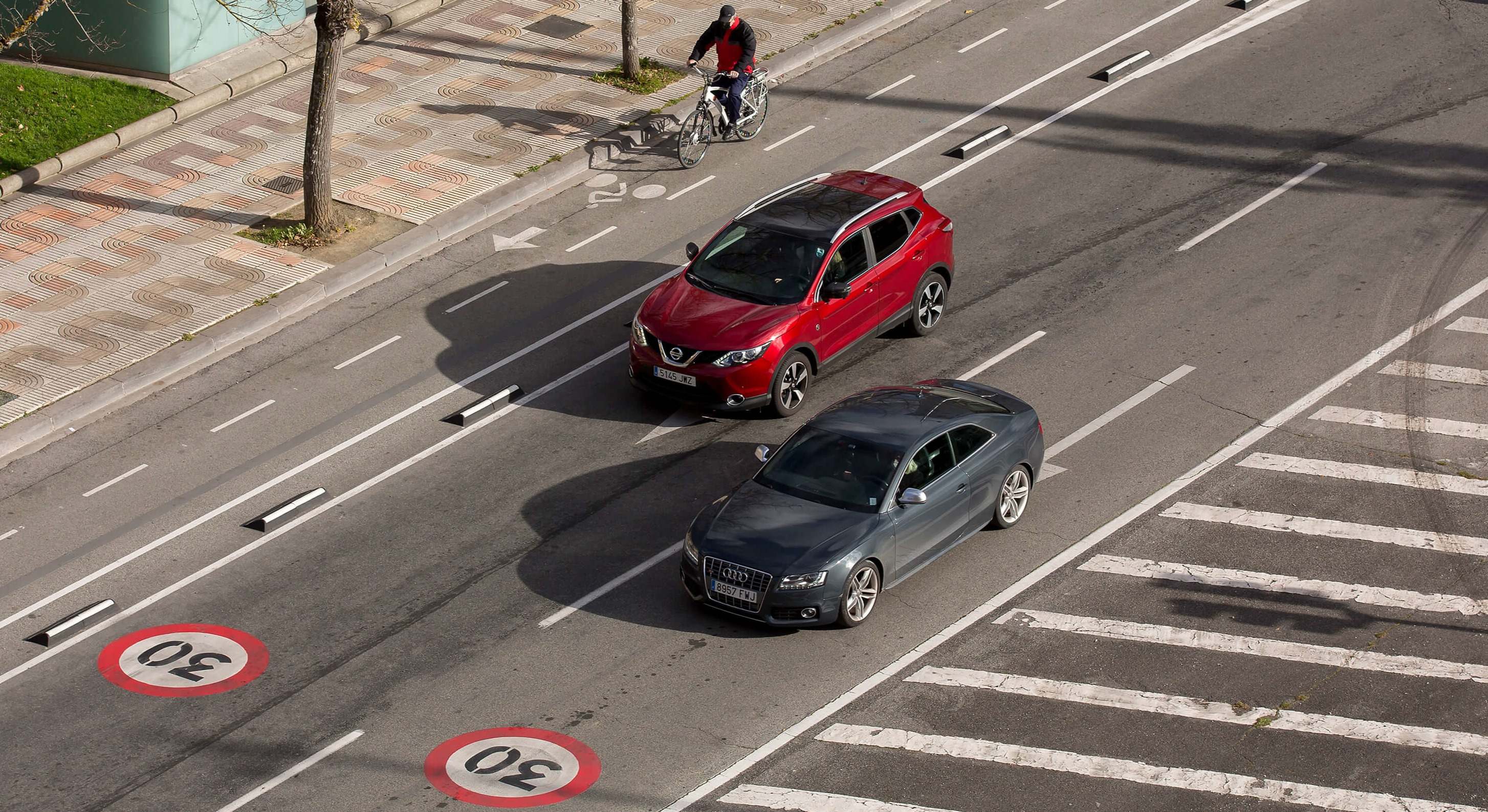 Coches circulando por la carretera