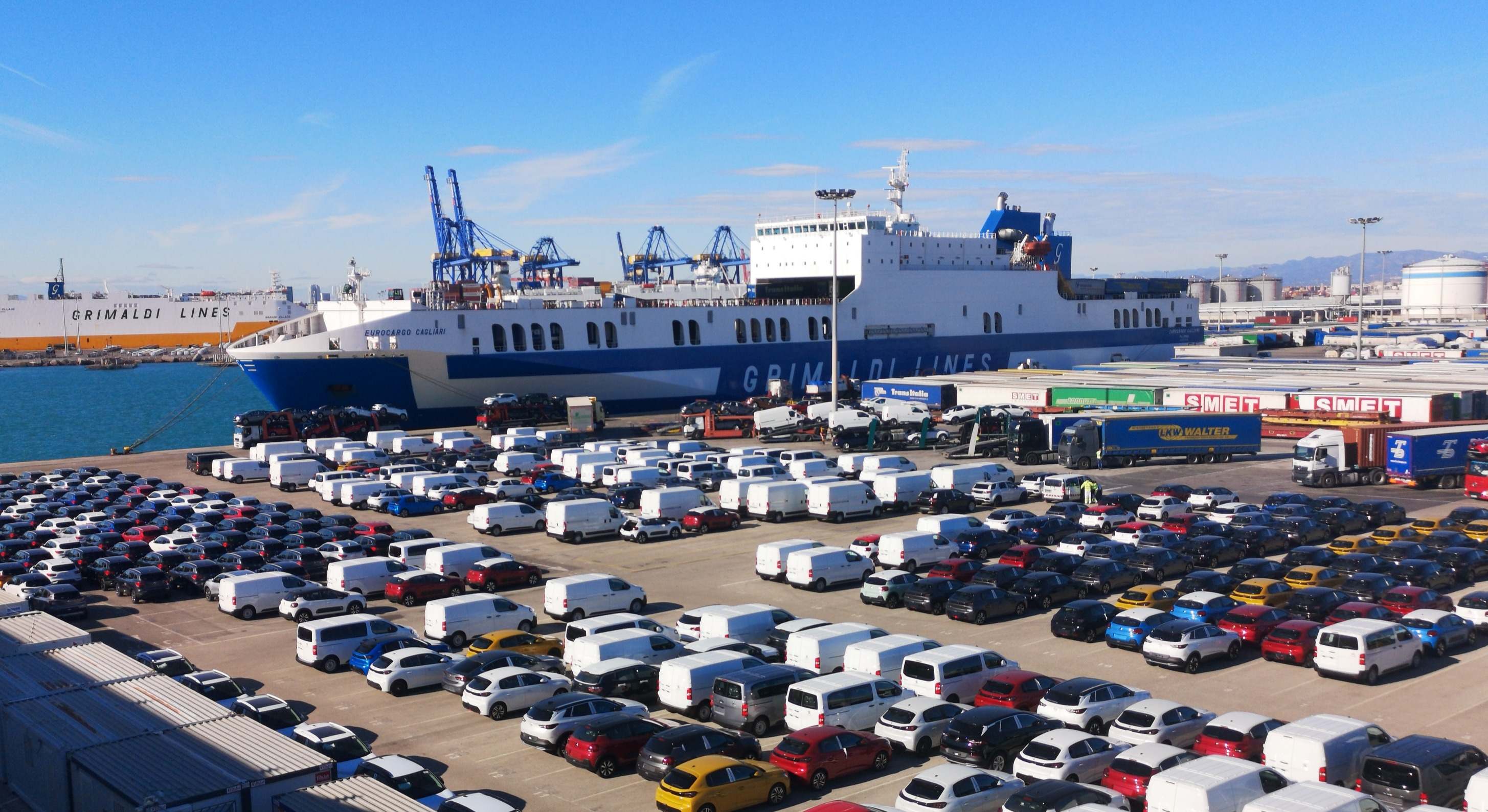 Automóviles en el puerto de Valencia.