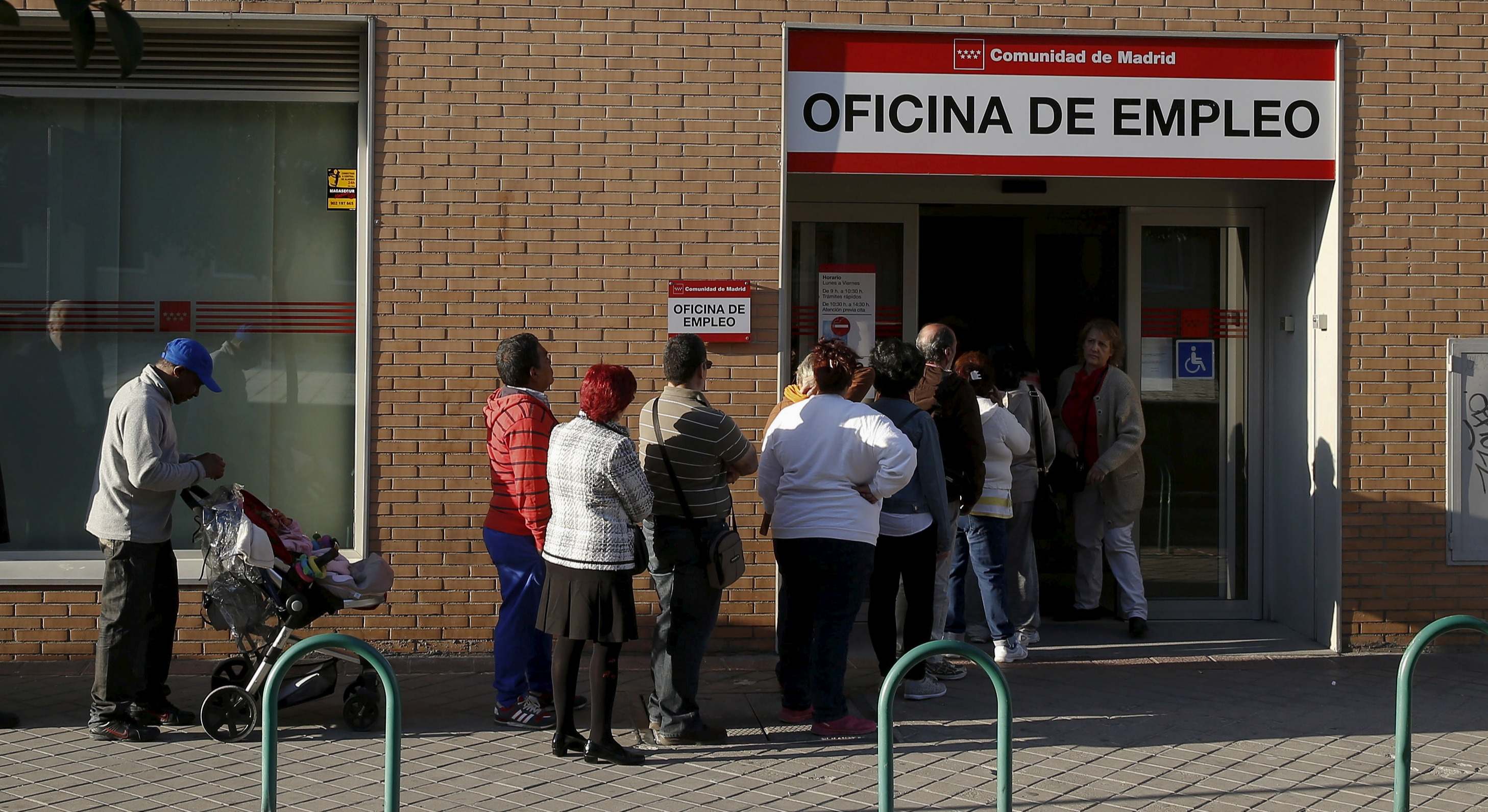 Personas haciendo cola en una oficina de empleo