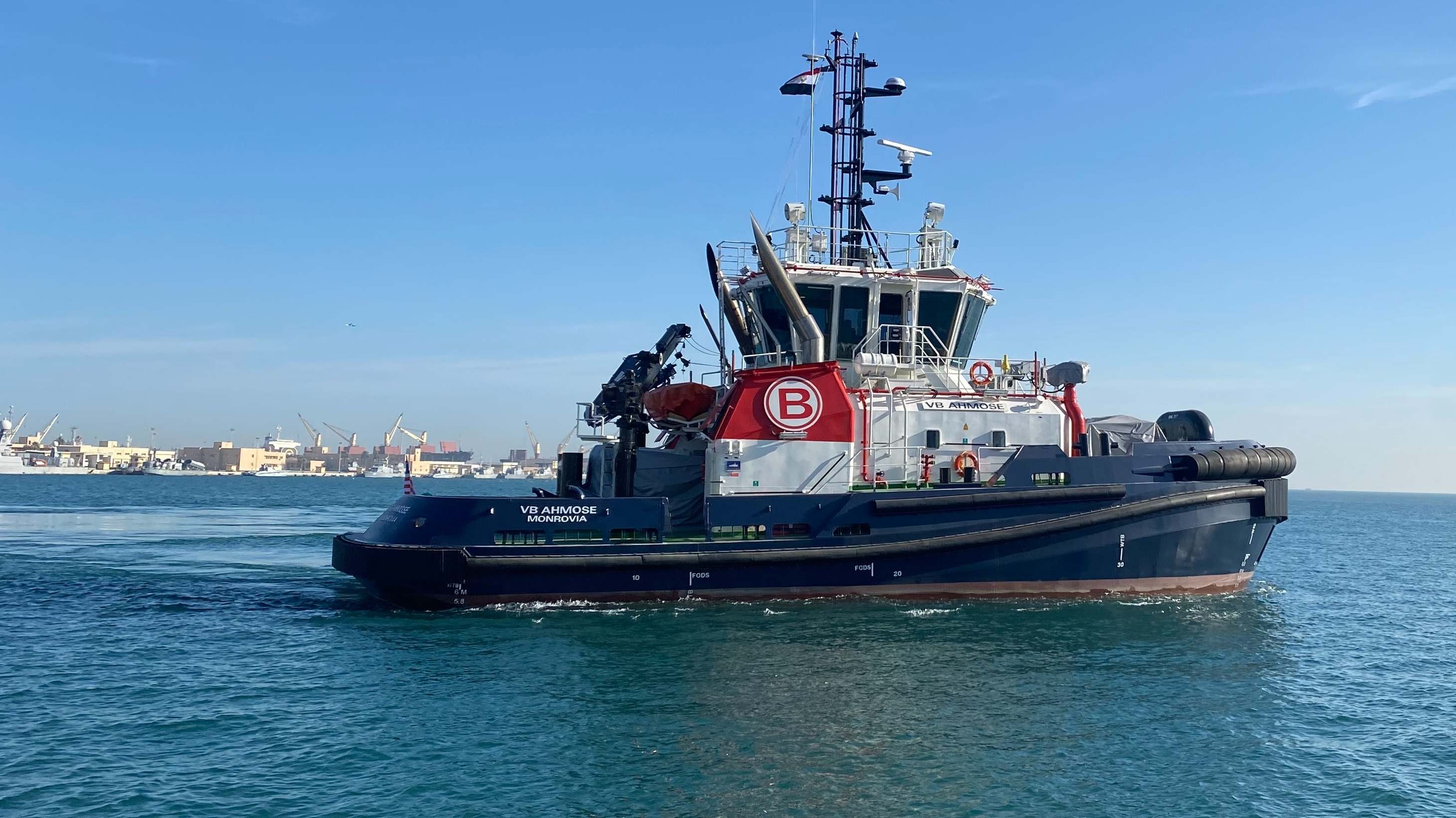 Un remolcador de Boluda en la costa egipcia.