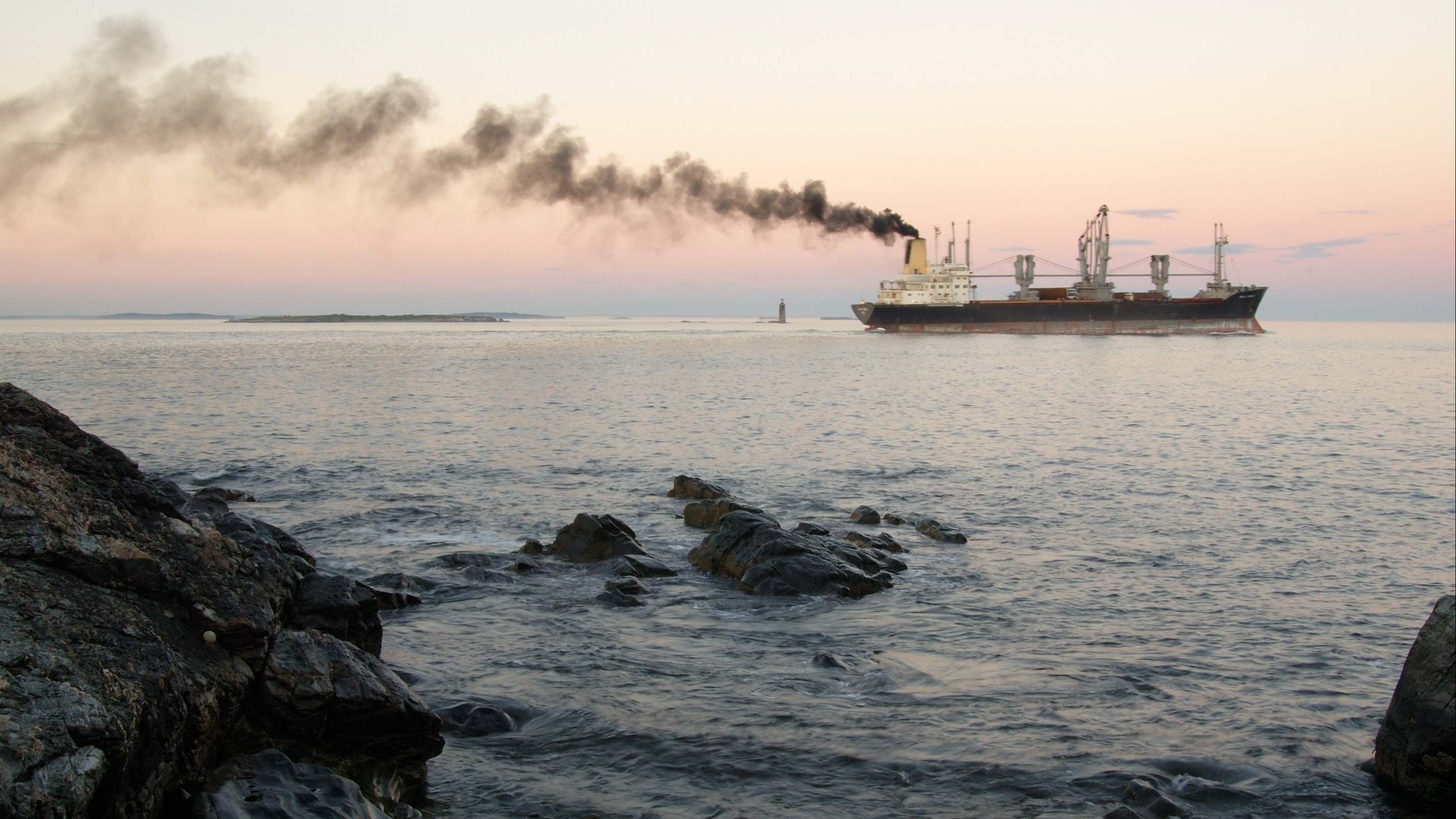 Barco de licuefacción de gas en el mar al atardecer