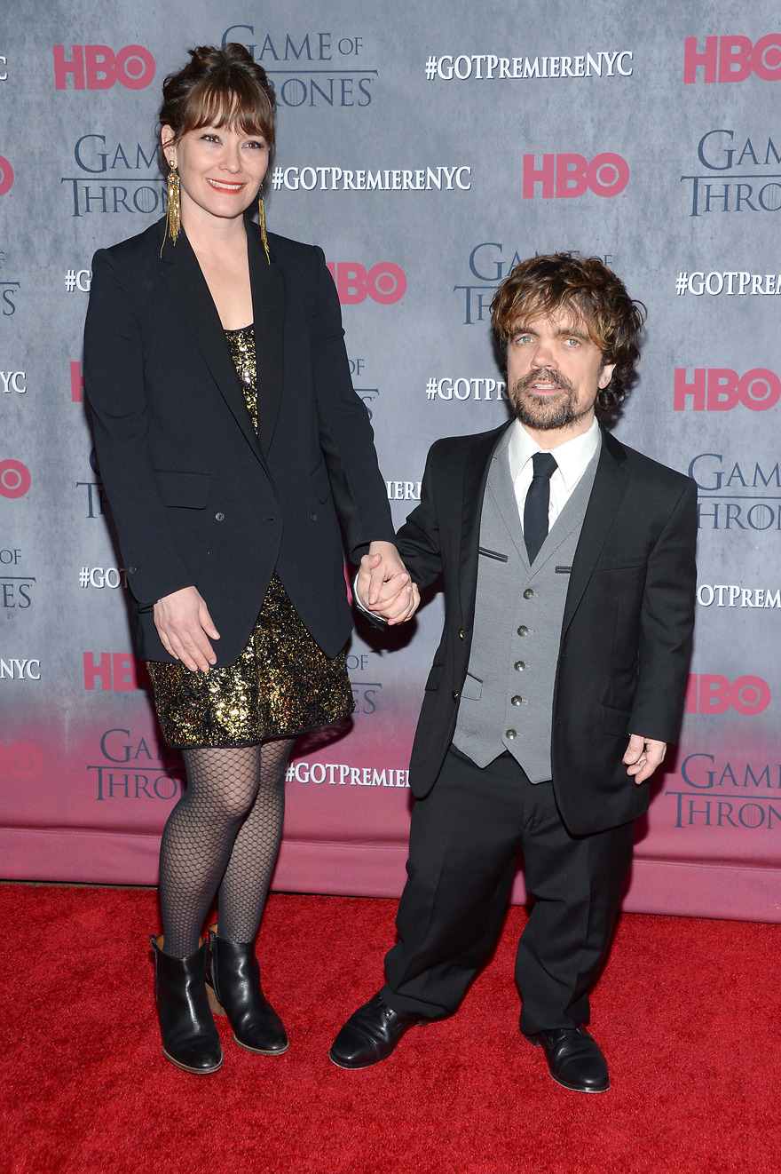 Peter Dinklage y su mujer,  Erica Scmidt, en la Premiere de la cuarta entrega de Juego de Tronos - 880x