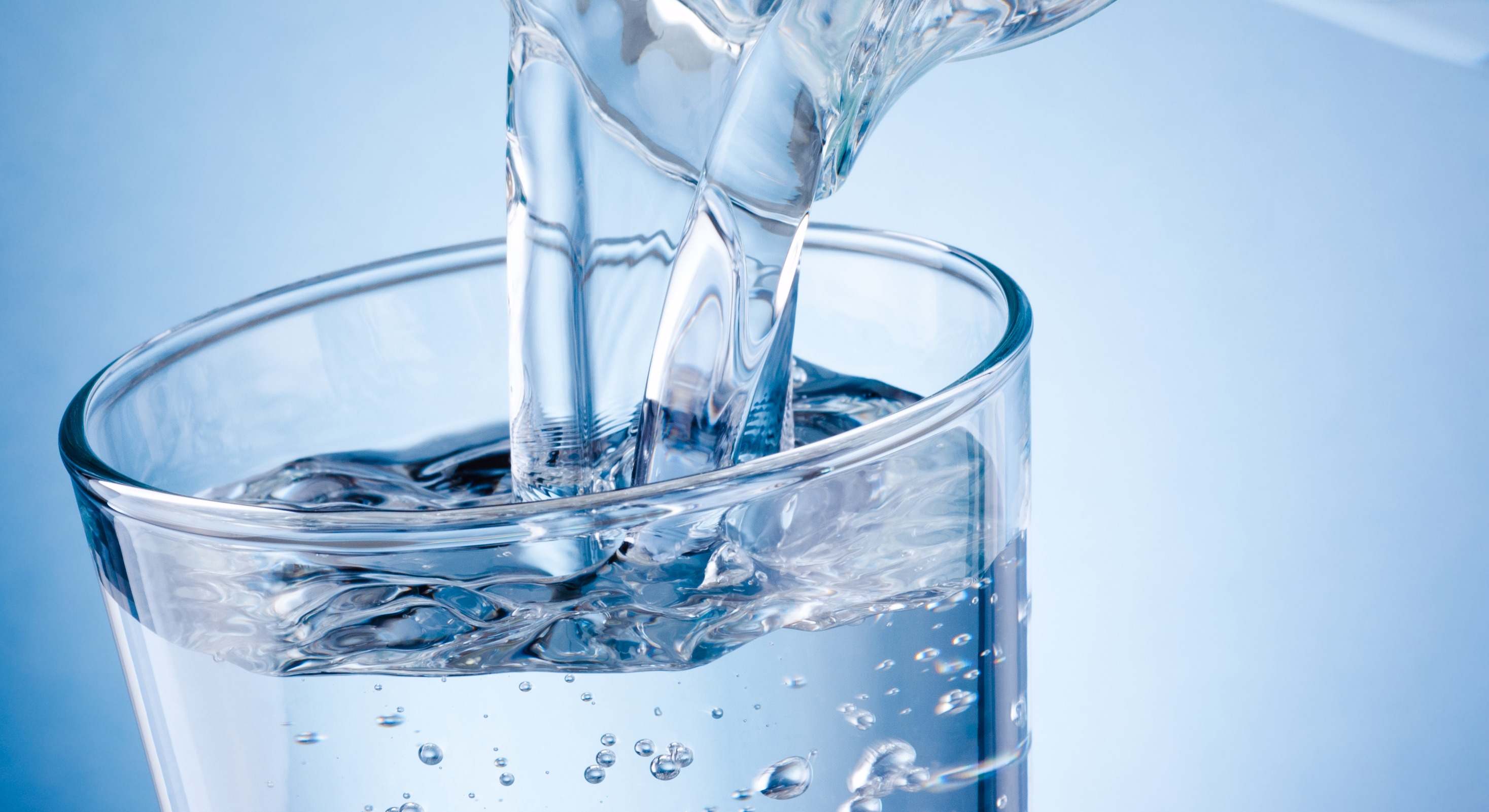 Verter agua en un vaso