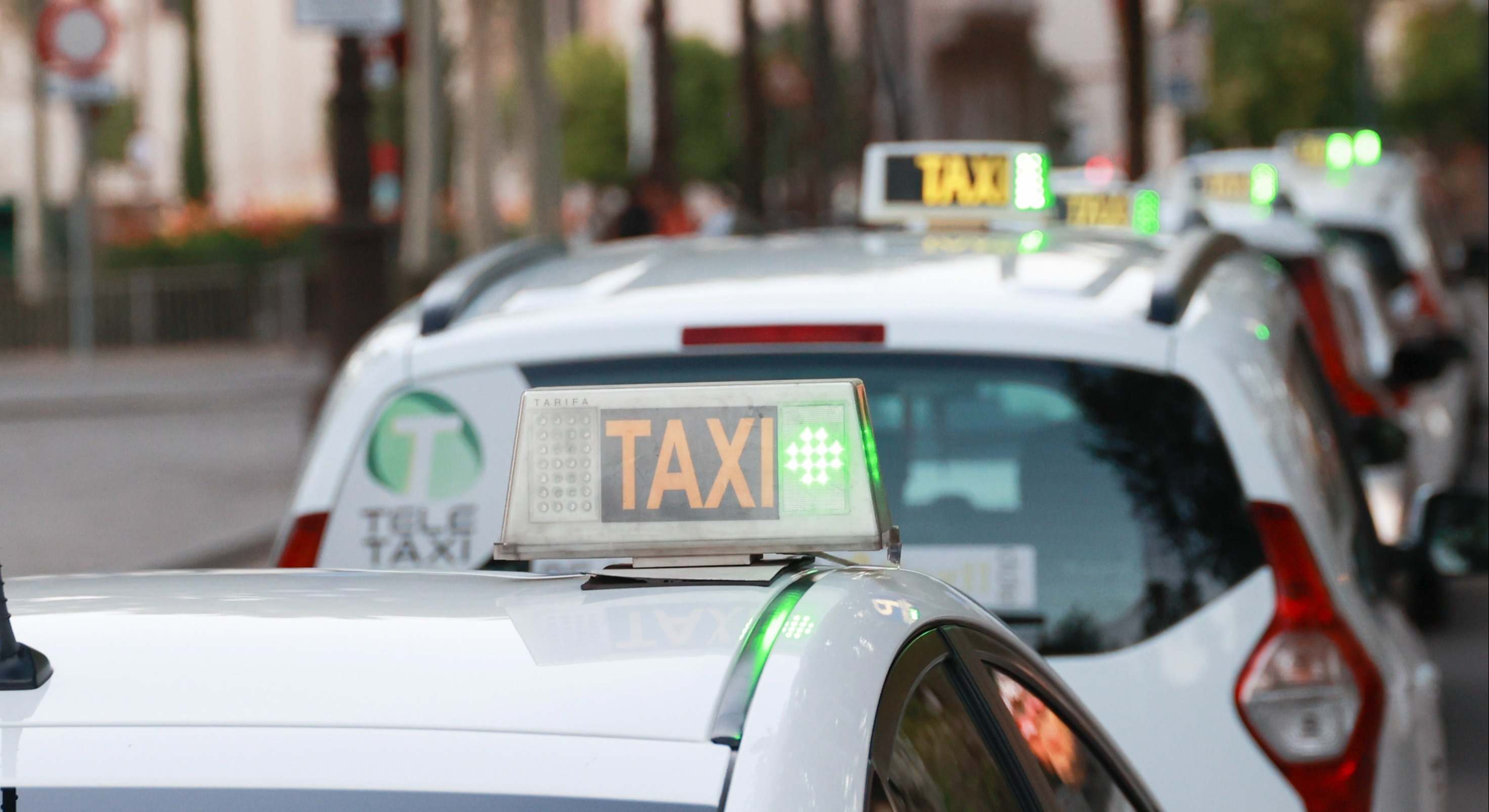 Imagen de taxis parados en el centro de Sevilla.