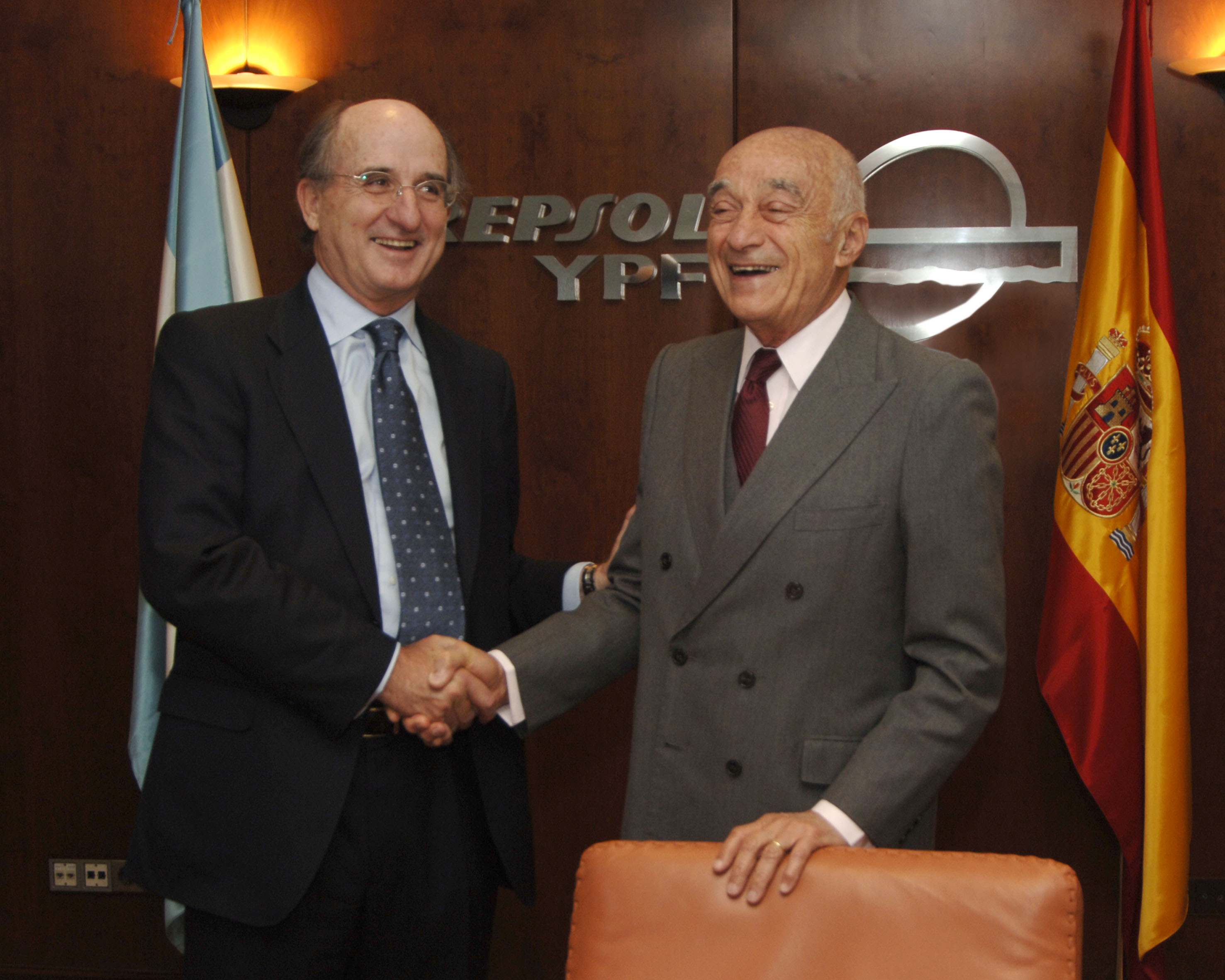 Antonio Brufau y Enrique Eskenazi en la firme del acuerdo para entrar en YPF