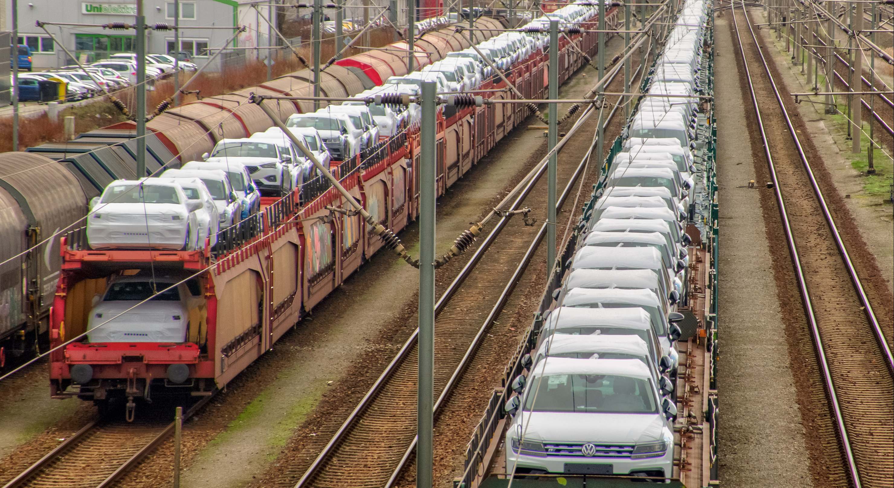 Patio de trenes en Wolfsburg (Alemania) cargados con nuevos coches Volkswagen | iStock